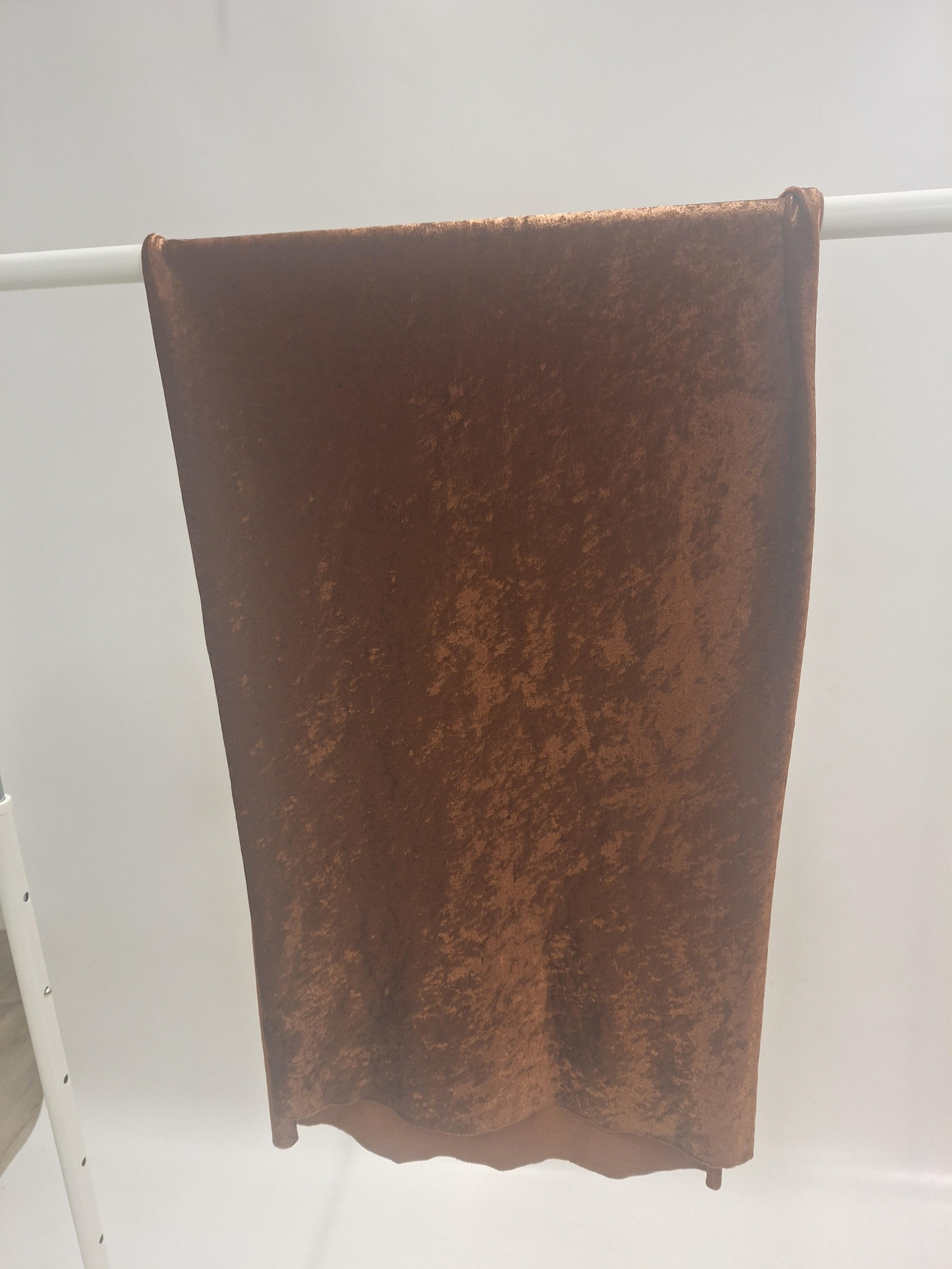 Brun krossad velour med guldskimmer