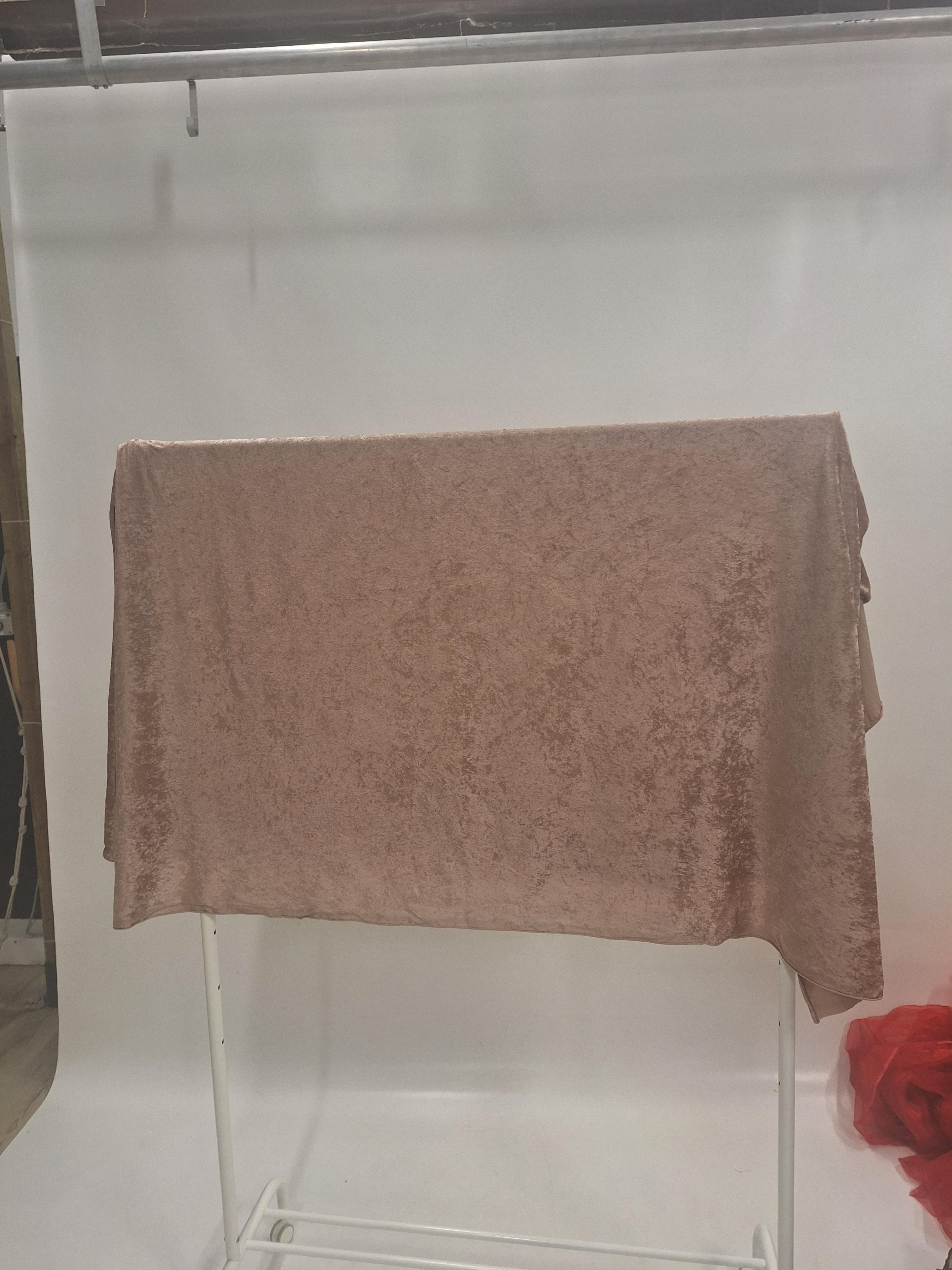 Nougatfärgad krossad velour