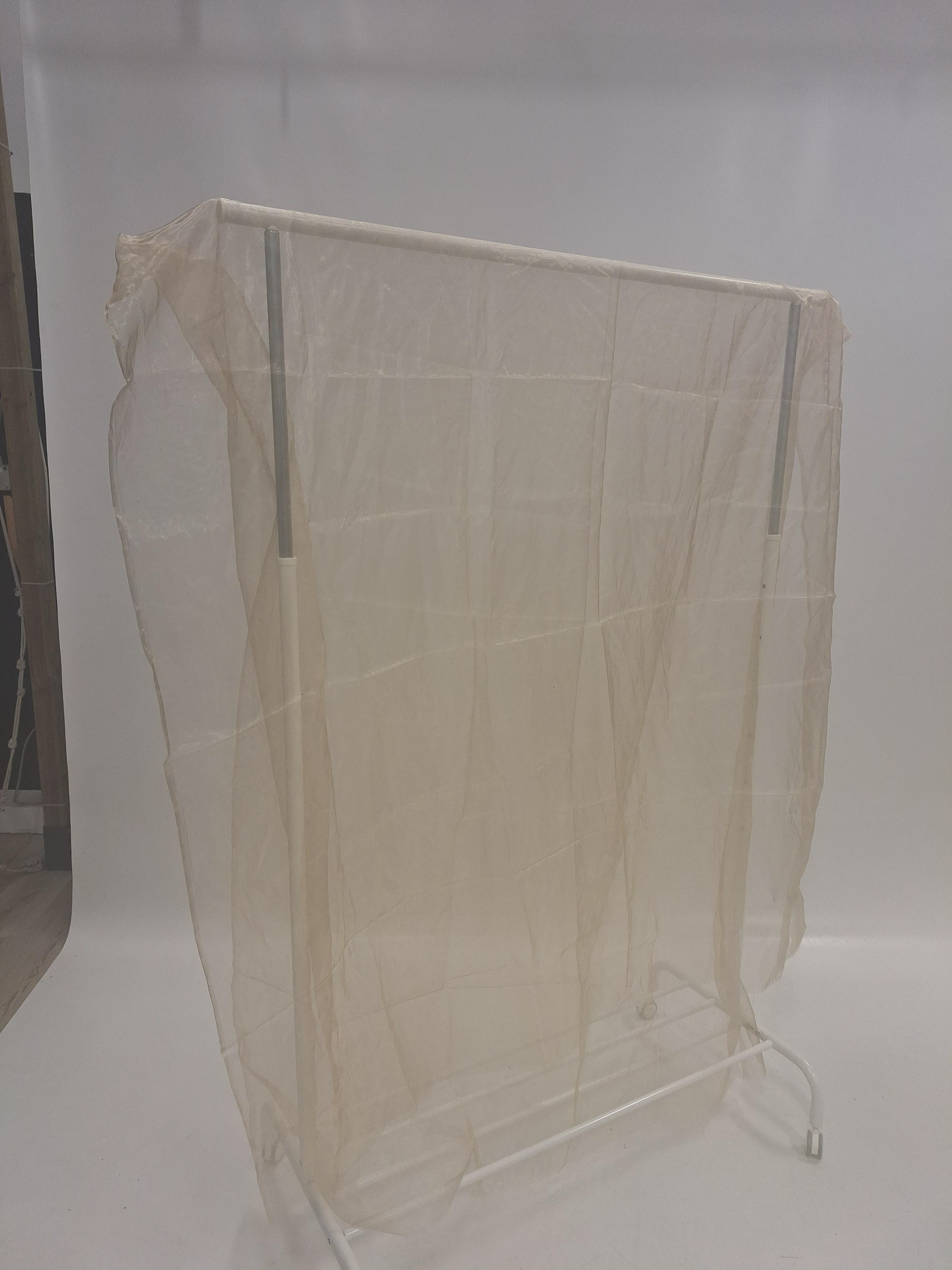 Brun tyll med guldskimmer