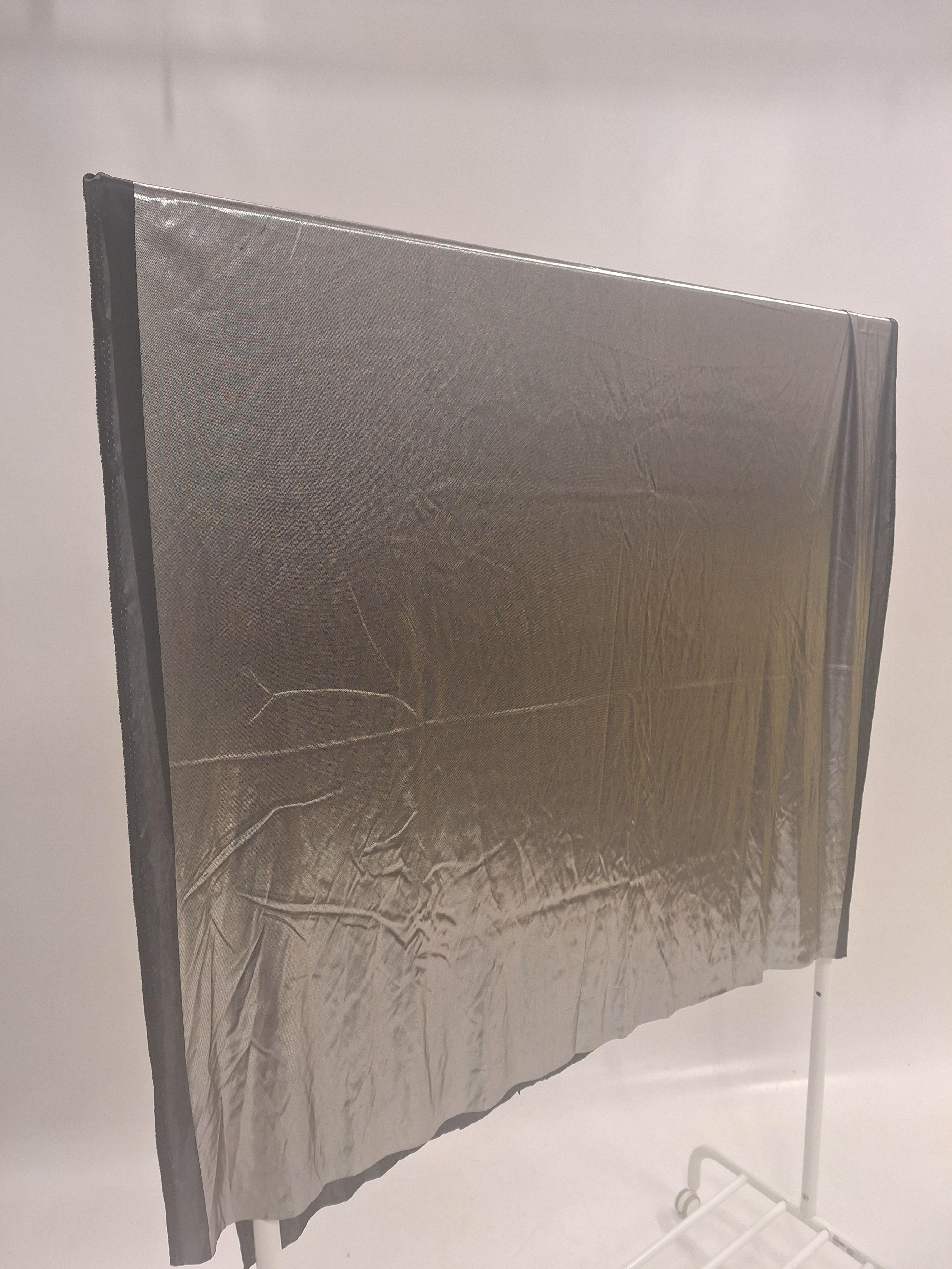 Tunn filt i silver med svart kant