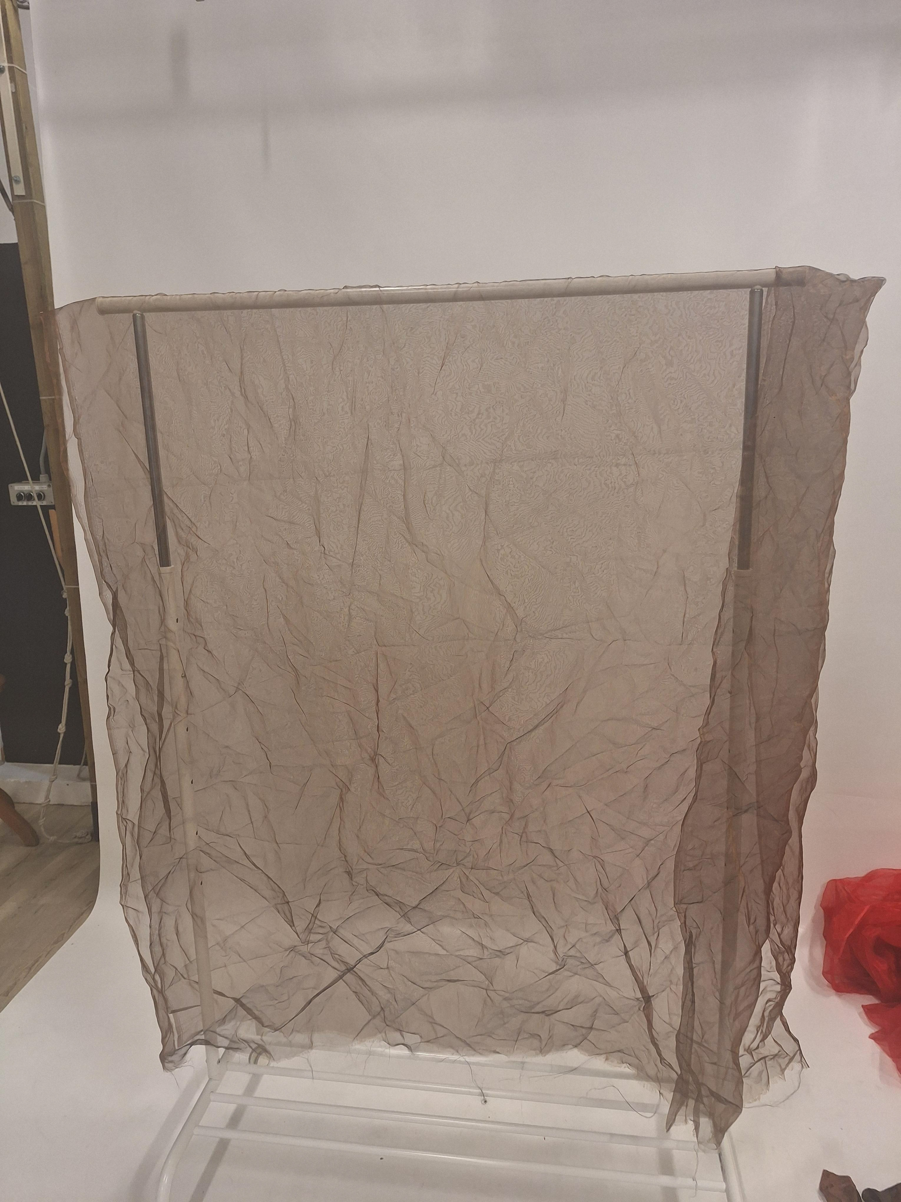 Brunt tyll med guldskimmer