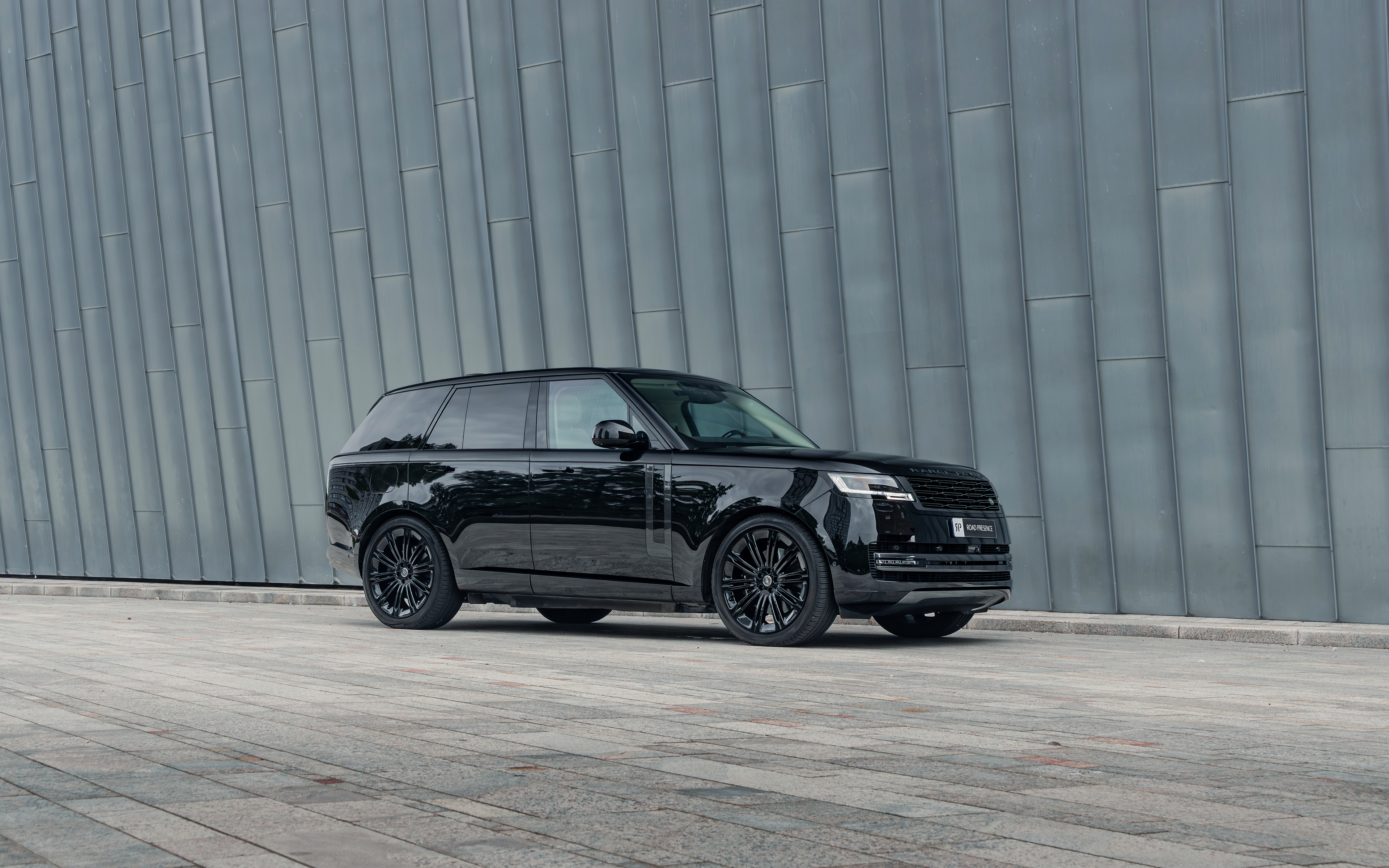 Range Rover Sport P460E captured by LESWESSLE