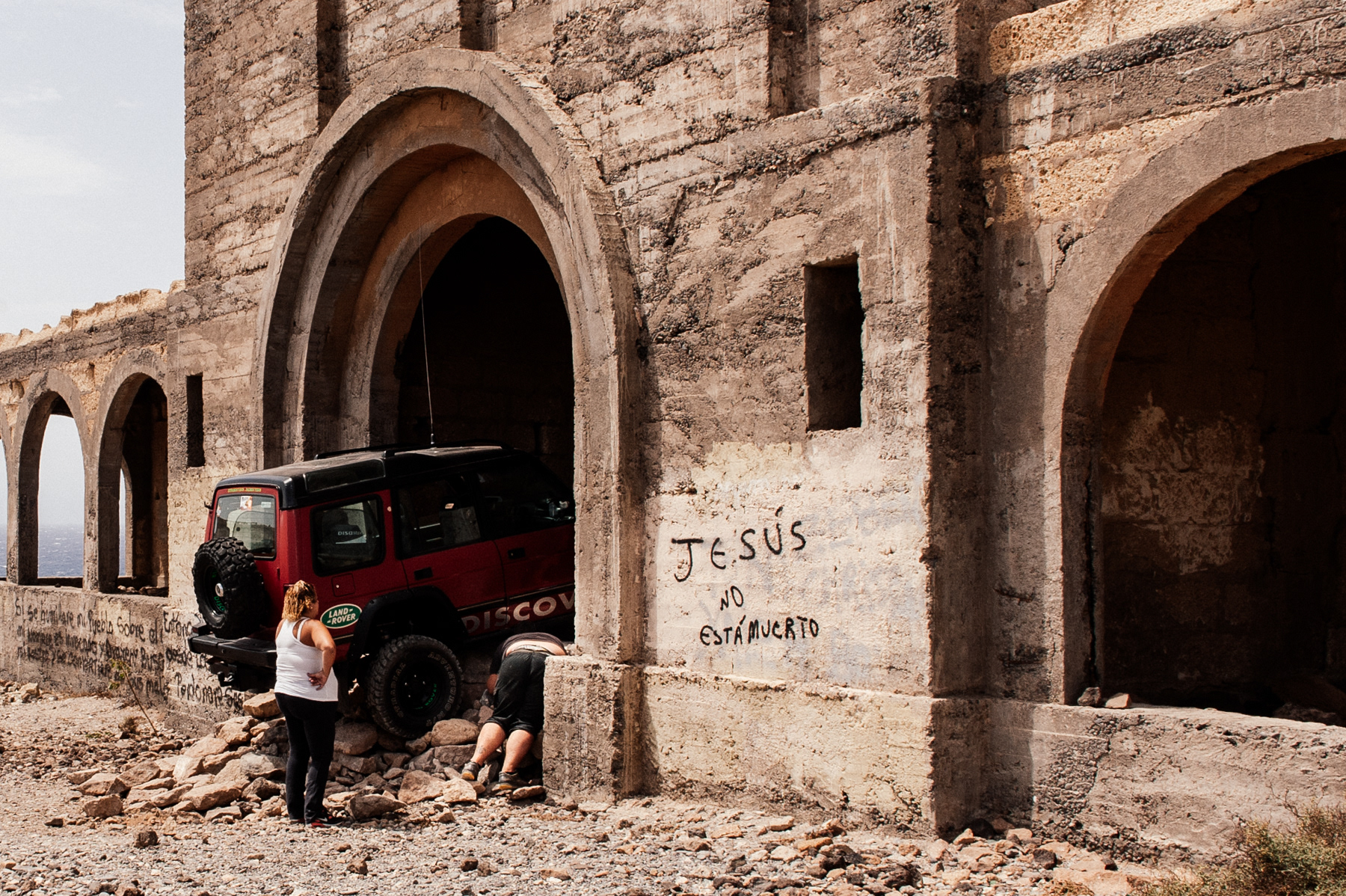 Tourists trying to get into he church with a Landrover.... Jesús no está muerto