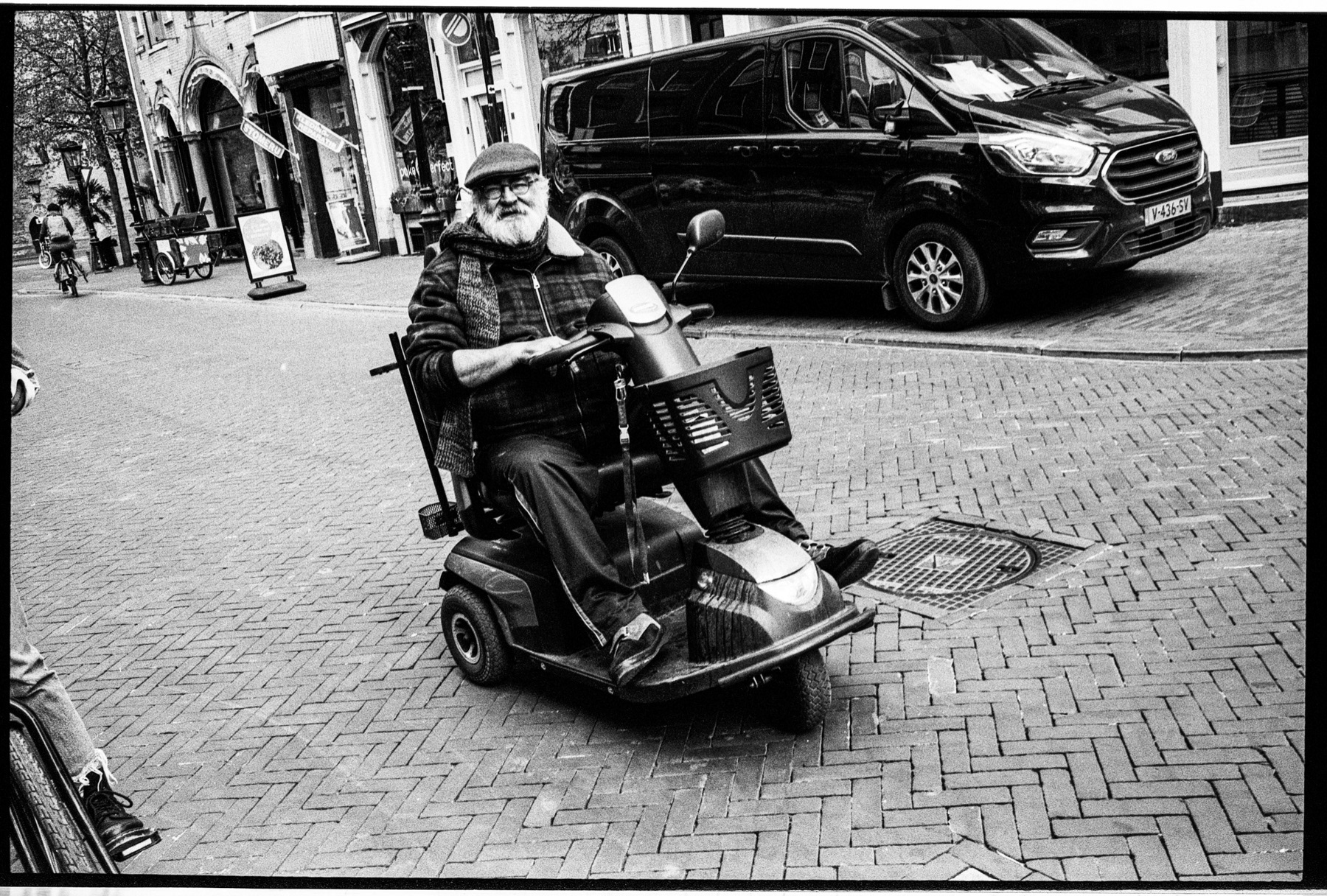 Korte Janstraat - Ome Ko vraagt 50 cent voor een bakkie. Hij krijgt een euro natuurlijk.