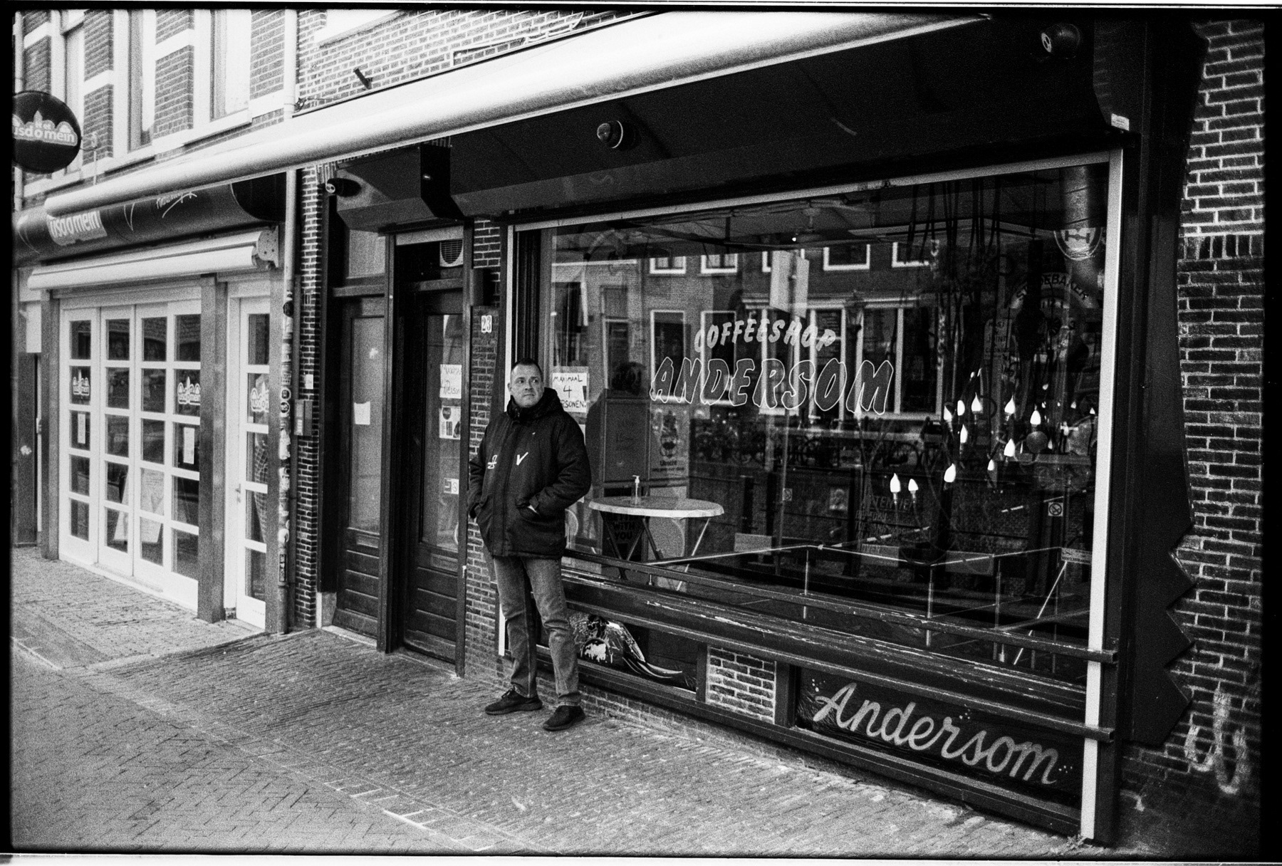 Vismarkt - De portier van Coffeeshop Andersom. Gewoon aan het werk jochie!