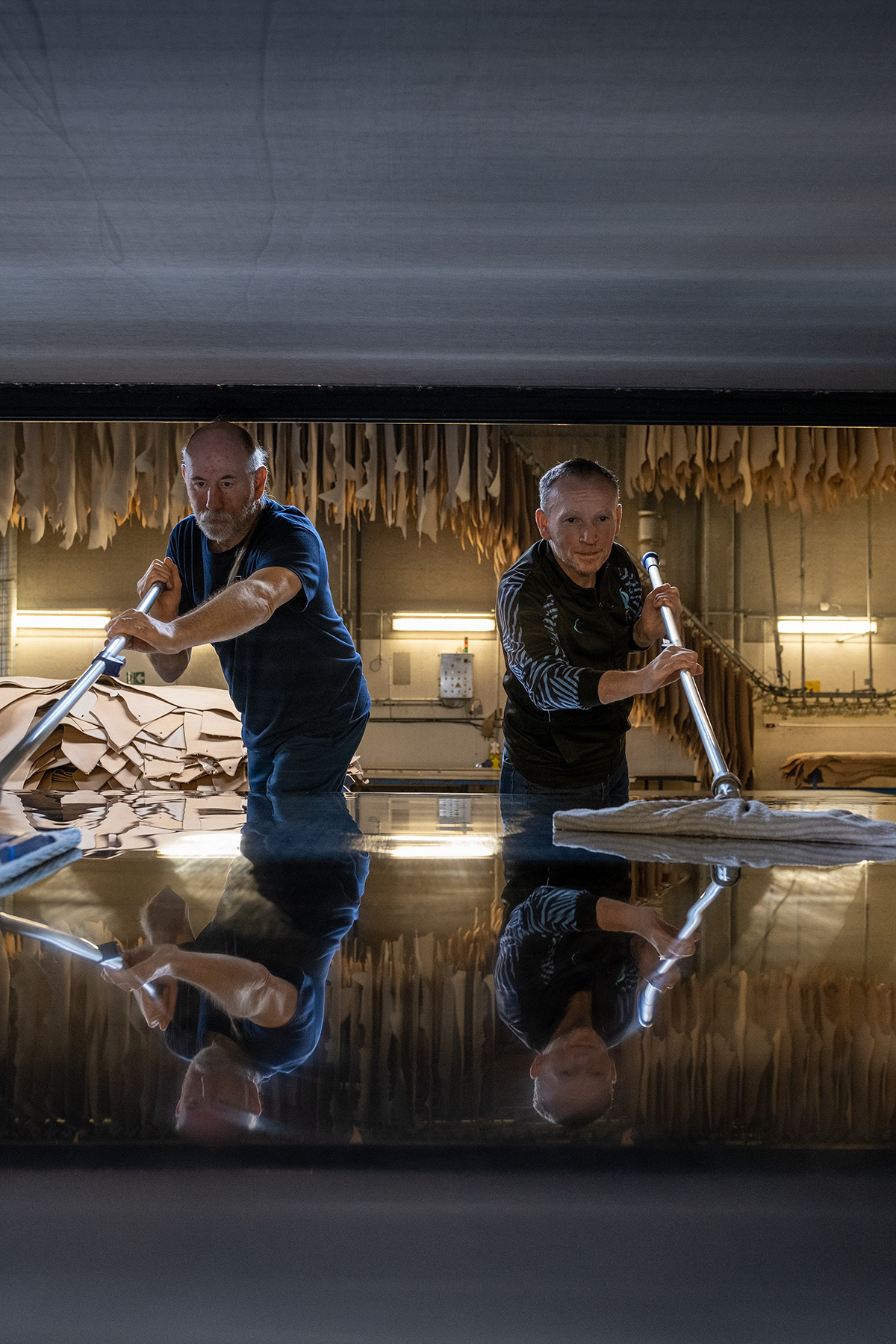 Secteur Cuir • Tannerie. Atelier de lissage, nettoyage des plaques de la sèche sous vide. Sector Leder • Leerlooierij. Werkplaats voor het glanzen, reinigen van de platen voor vacuümdrogen.