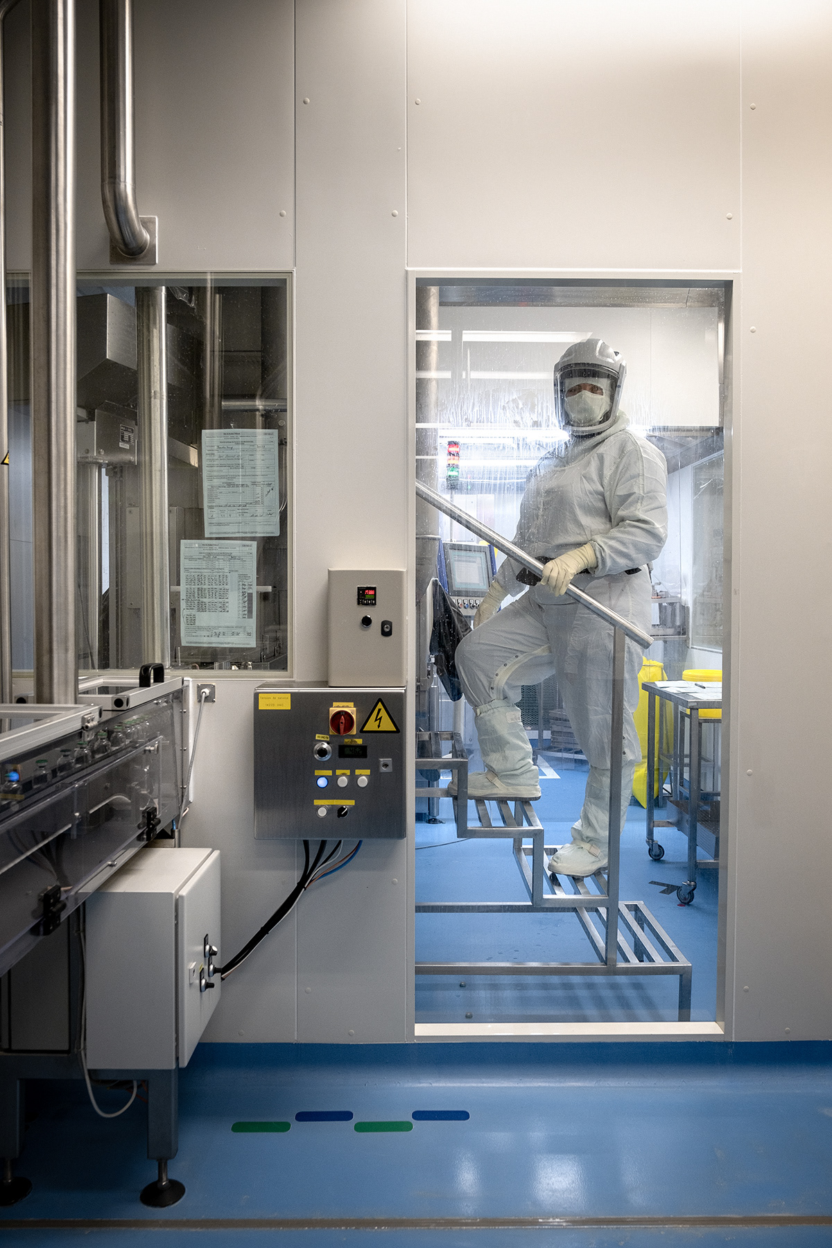 Filling operator production vials • Secteur Chimie • Fabrication de produits stériles hautement actifs. Zone aseptique grade B. Œ Filling operator production vials • Sector Scheikunde • Vervaardiging van hoogactieve steriele producten. Aseptische zone klasse B.