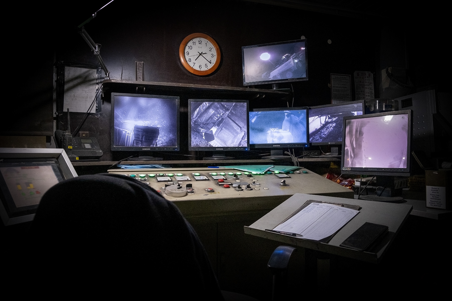 Secteur Carrières • Extraction-transfor-mation pierre bleue. Salle de contrôle du concasseur. Œ Sector Groeven • Ontginning-verwerking blauwe hardsteen. Controlezaal vermaler.