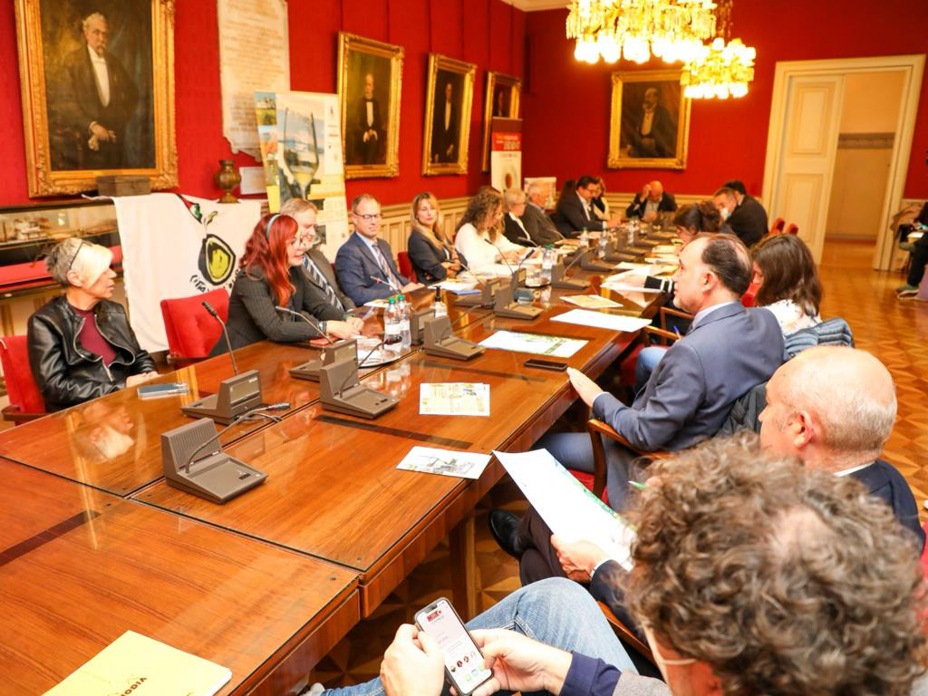 Conferenza stampa camminata tra gli ulivi
