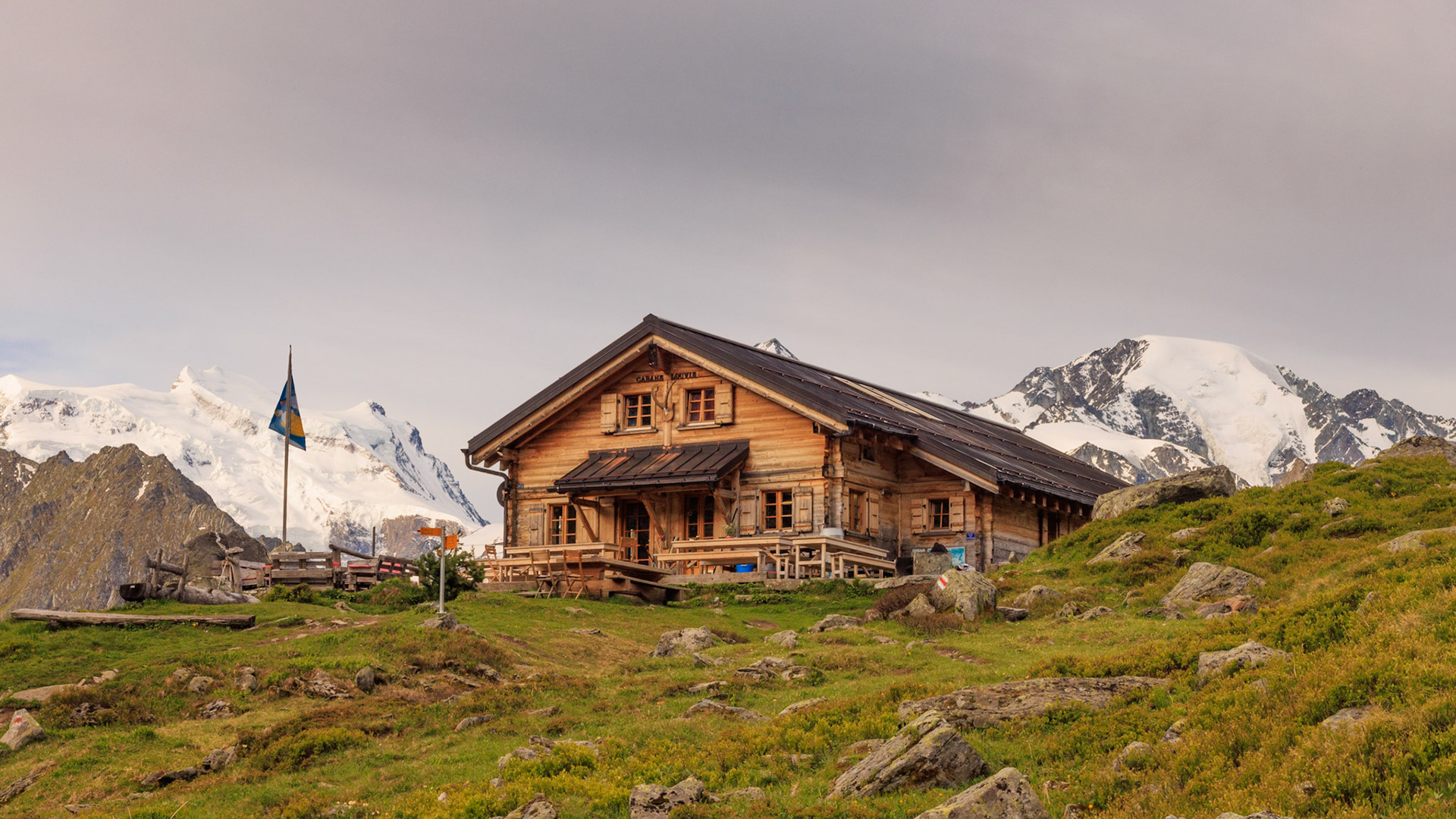 Cabane de Louvie et  les Combins