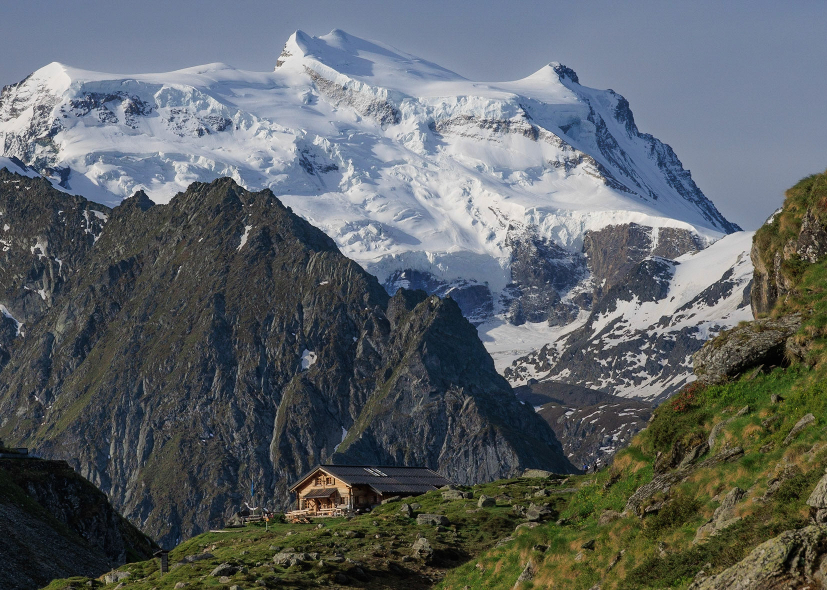 Cabane de Louvie et  le Grand-Combin