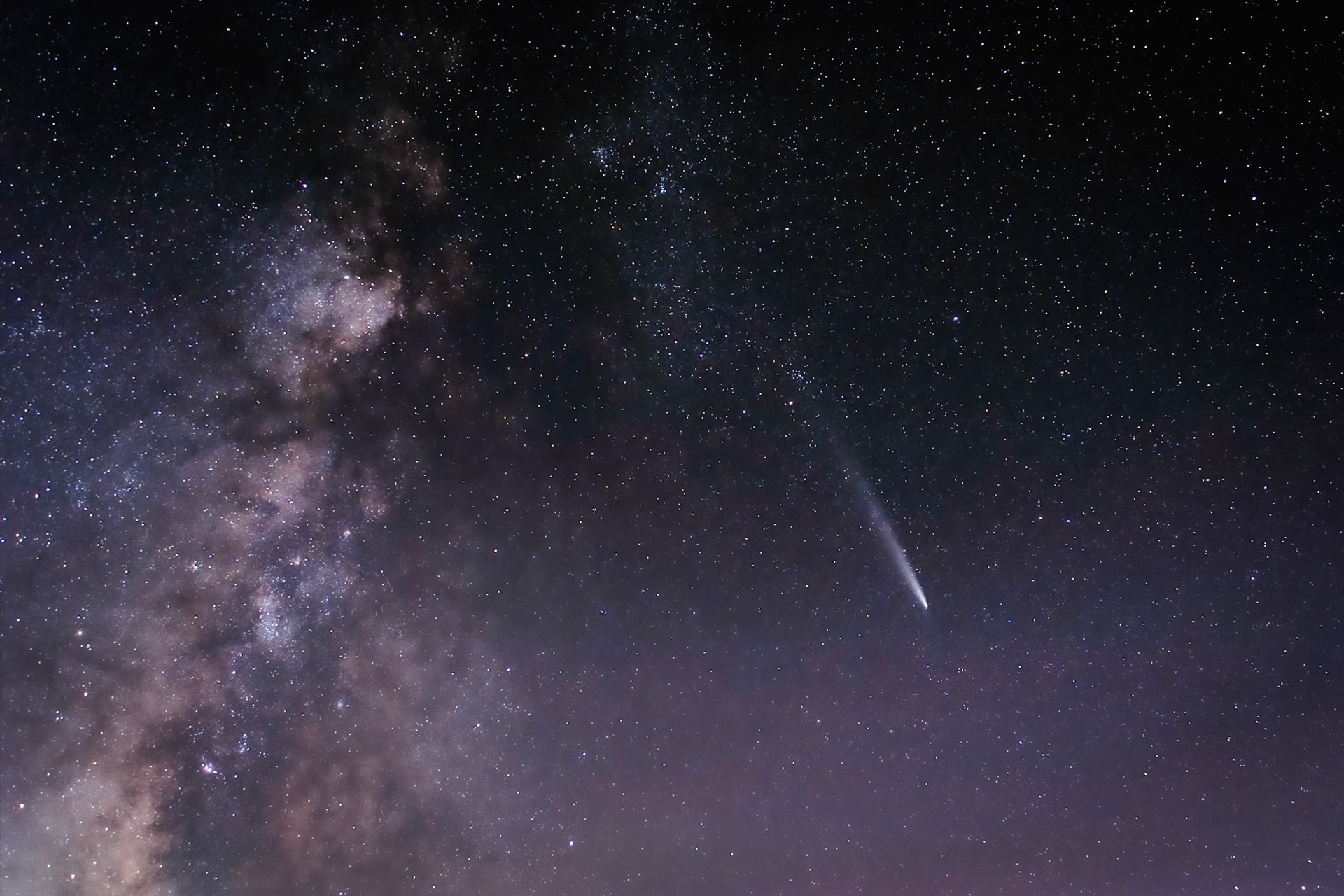 Comet Tsuchinshan–ATLAS with Milky Way