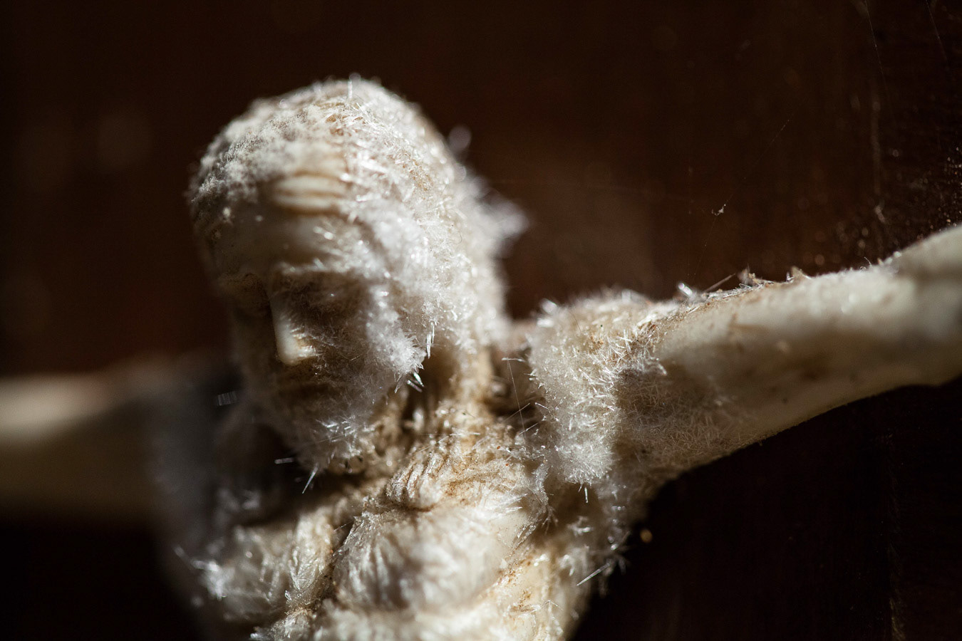 Efflorescence saline sur sculpture