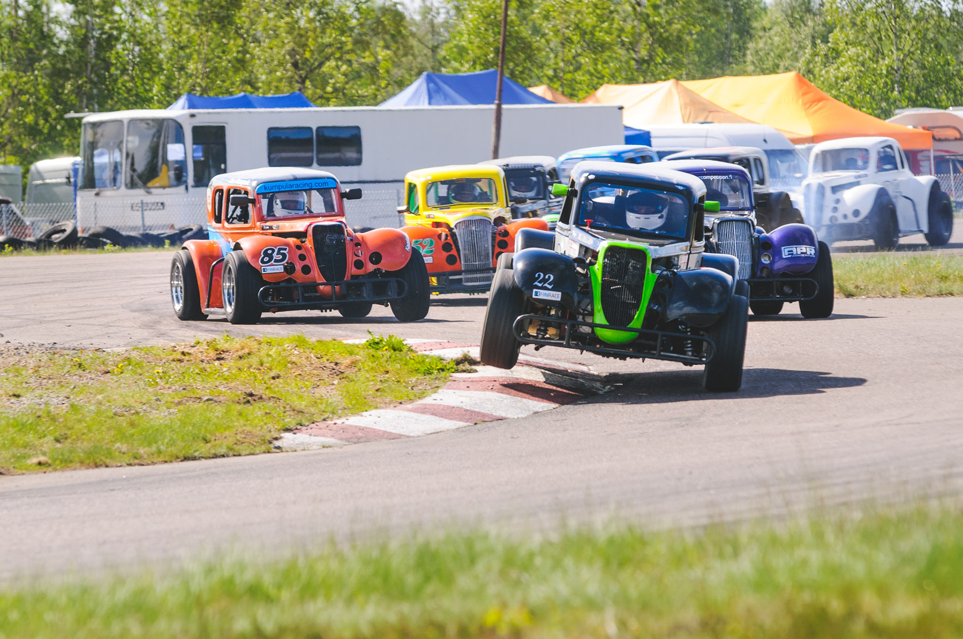 Niklas Rantala (#33) siirtyy johtoon ja ottaa tiukasti shikaania Ossi Kumpulan (#85) ja muun ryhmän kärkkyessä virhettä.