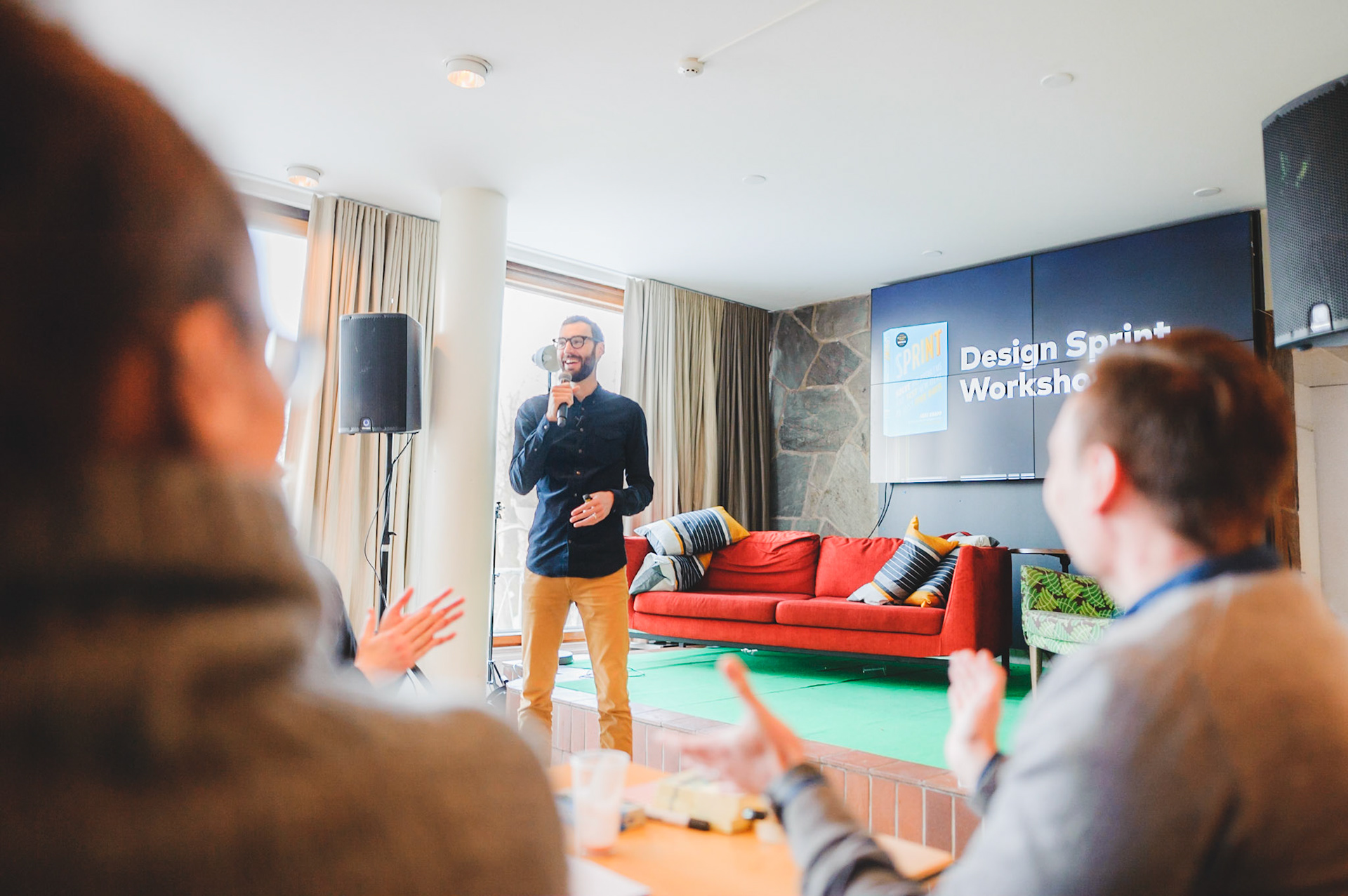 Design Sprint -menetelmän Googlella luonut Jake Knapp tuli digitoimisto MEOMin kutsumana Suomeen jakamaan oppeja suomalaisten suunnittelijoiden kanssa. Kuvasin 4-päiväisen tapahtuman stillinä ja videolle. Jake on sekä äärimmäisen pitkä kaveri että äärimmäisen ystävällinen maailmantähti.
Helsinki 2018.
