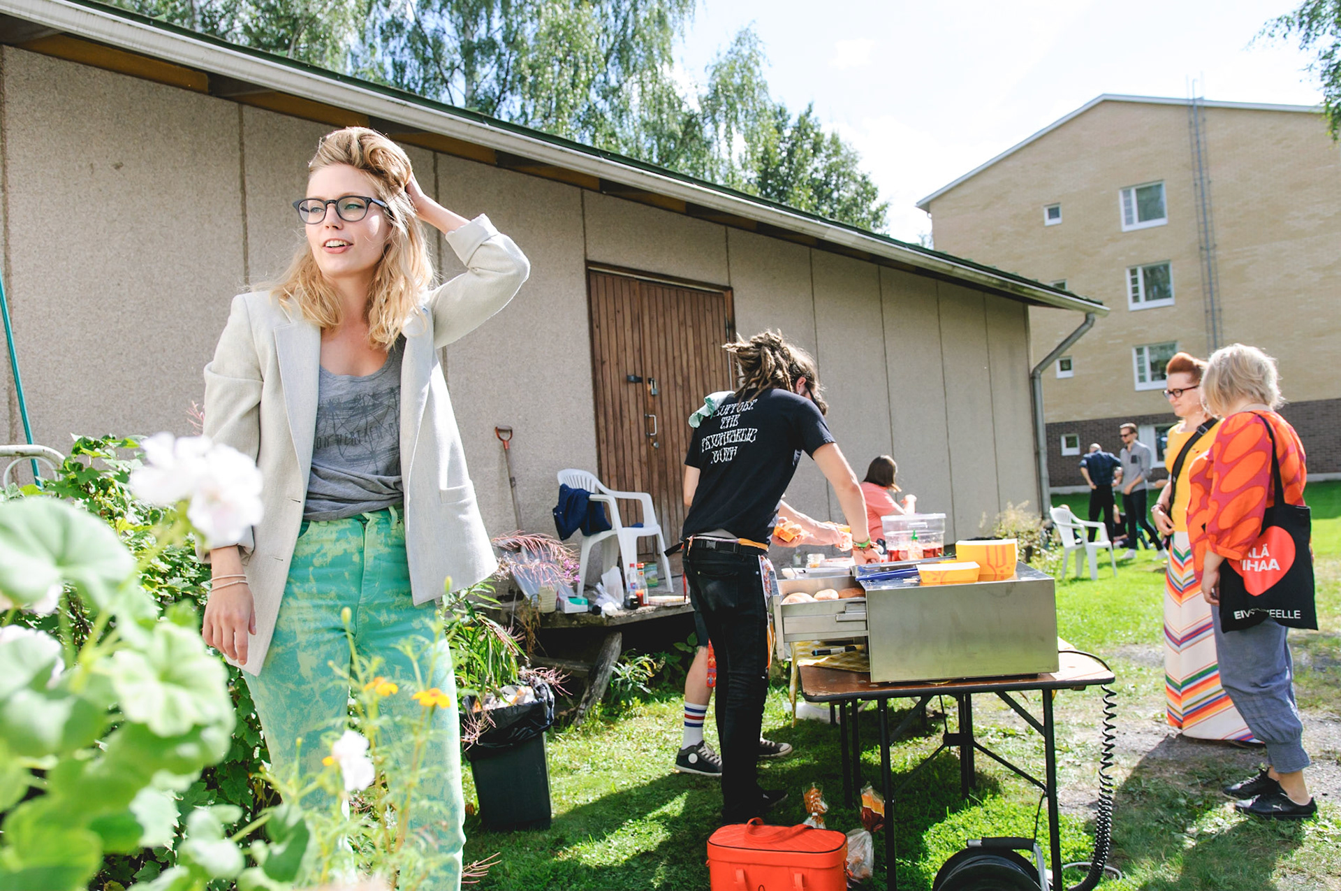 Holmström <3 Hot Dogs, Seinäjoki, Finland
Ravintolapäivä / Restaurant Day 17.8.2014
Photo: Anssi Kumpula
Ensikertalainen pop-up-ravintoloitsija Andy Hirvonen (vas.) halusi tuoda pihamaalleen hotdogeja lännestä itään.
Andy Hirvonen (left) is having a pop-up restaurant for the first time on her backyard.
