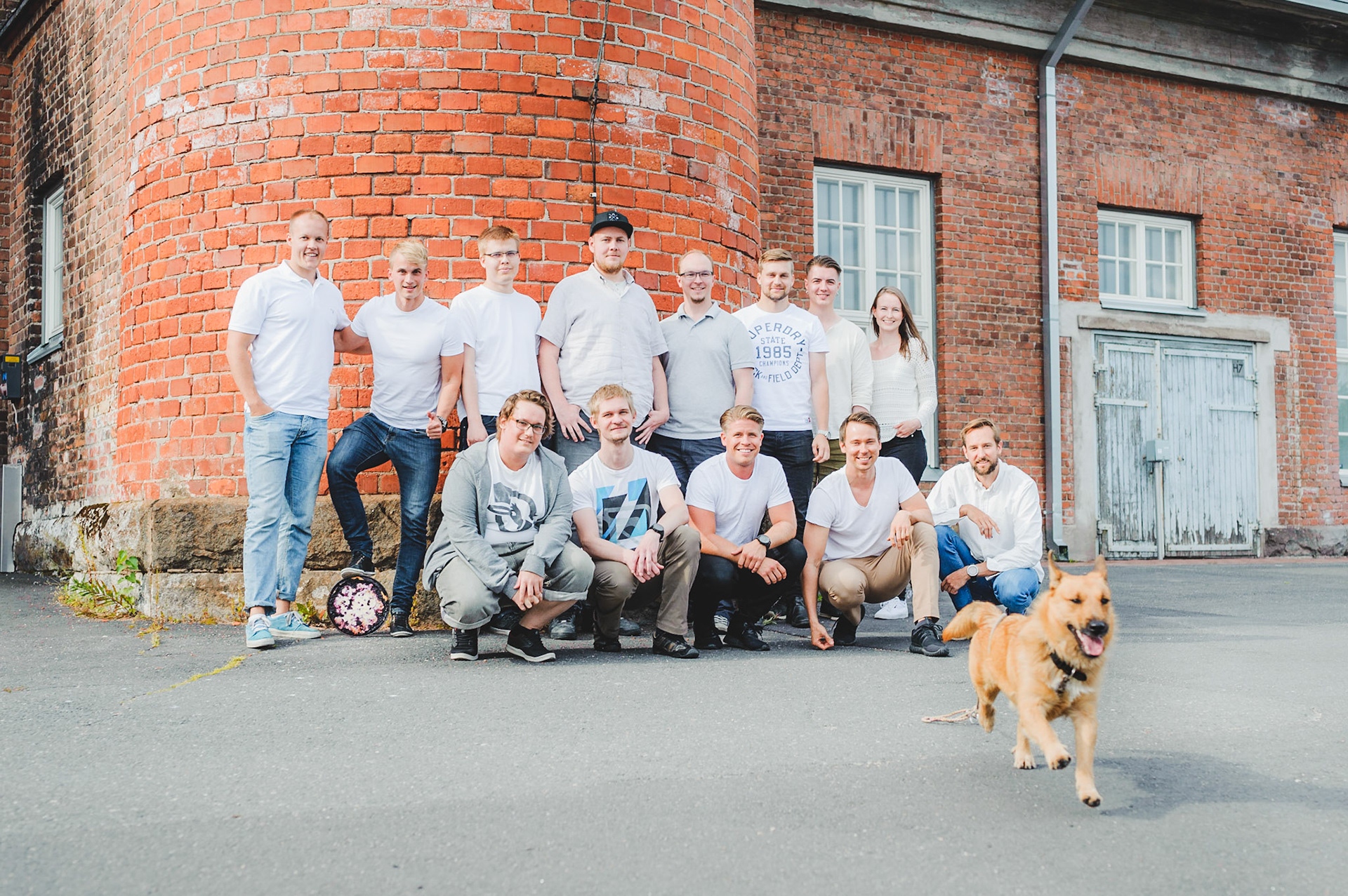Tämä on lempiryhmäkuvani Brellan tyypeistä, koska Chief Dog Officer Mortti. Brellalaiset palkittiin toissapäivänä sekä Parhaana verkostoitumistyökaluna että Parhaana konferenssityökaluna Event Tech Live -tapahtumassa Lontoossa.
