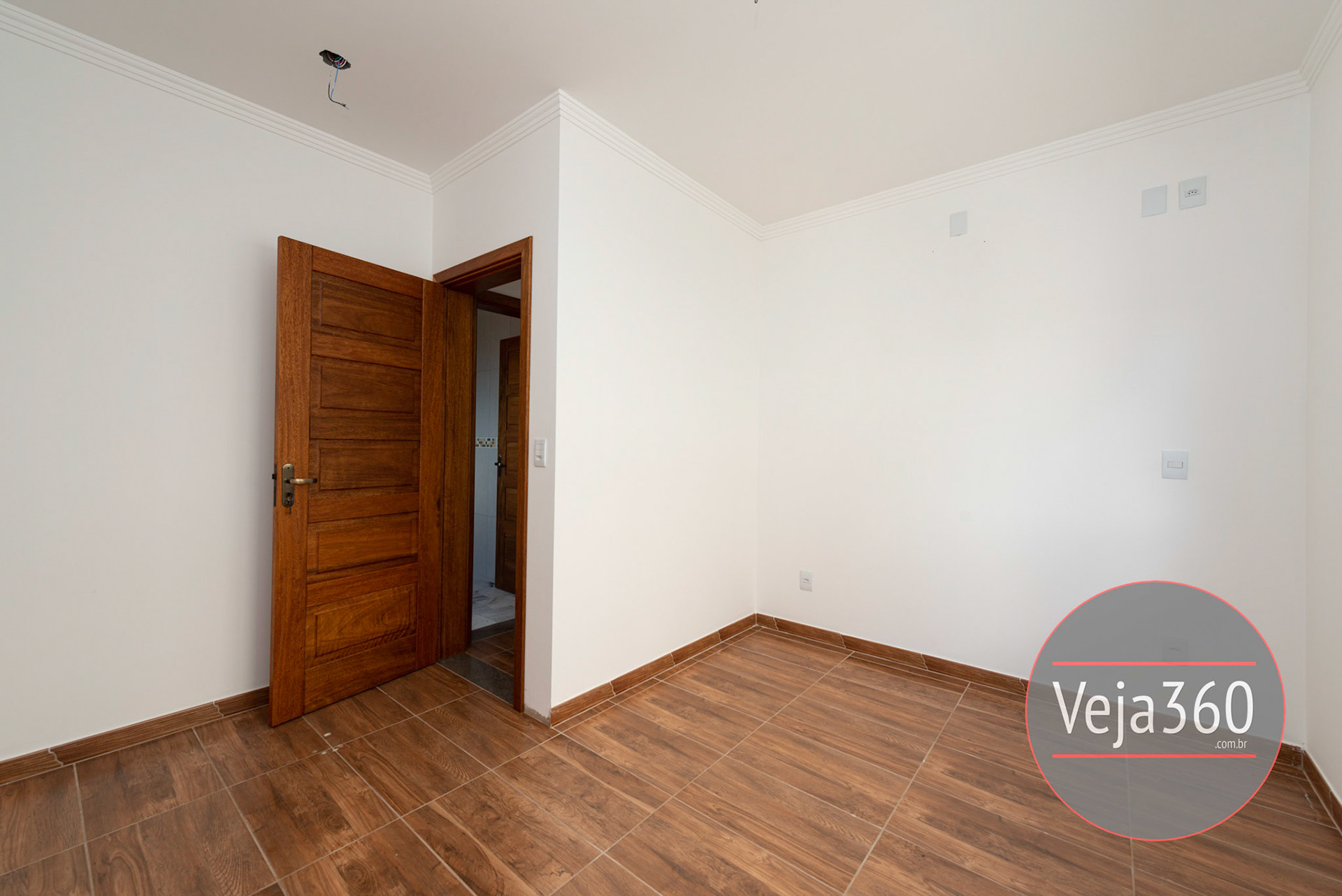 Quarto 2 - vista a partir da parede da janela para a entrada no quarto