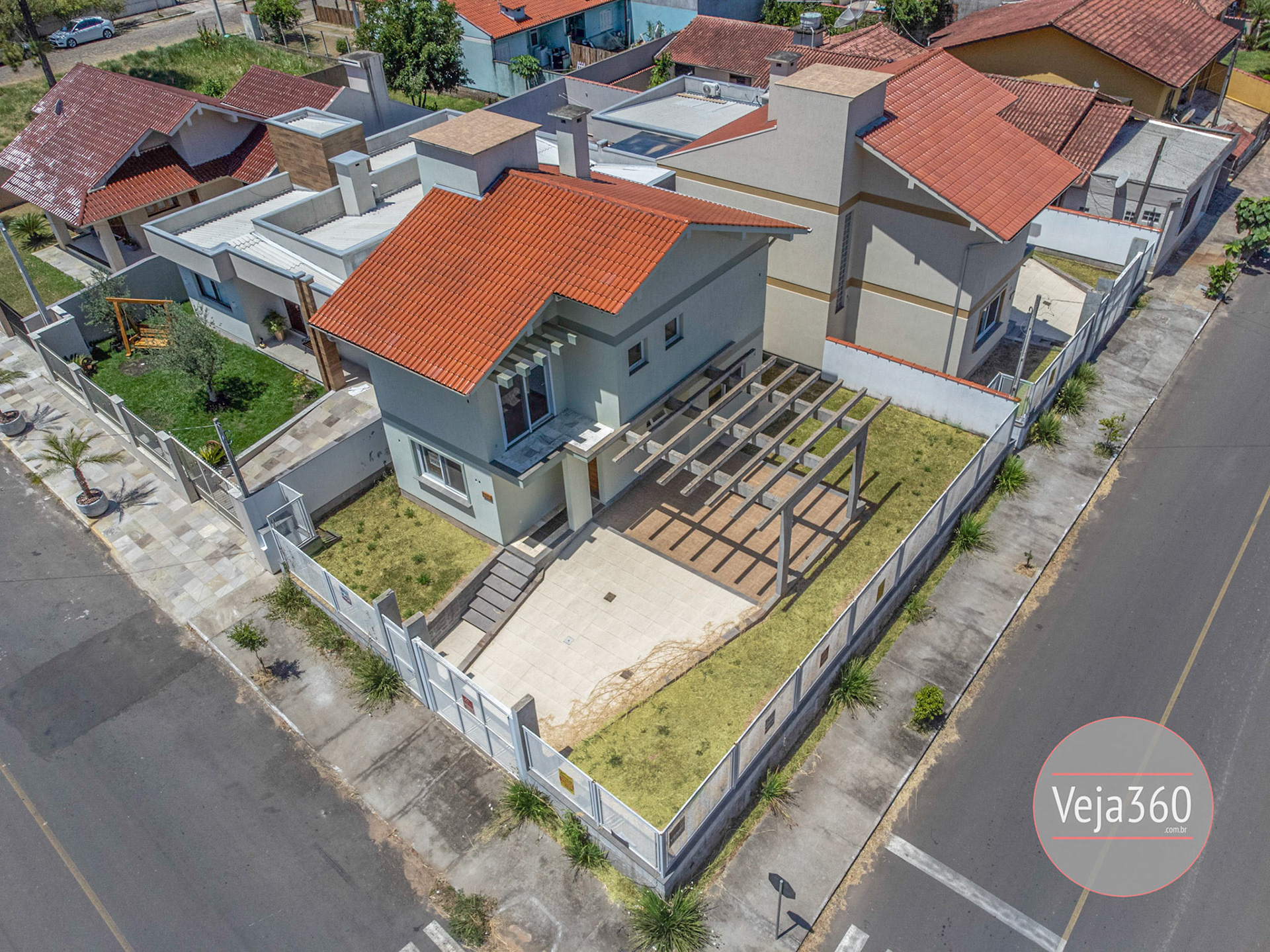 vista geral, de plano elevado feita com drone,do terreno com as duas casas situadas nas esquinas das Ruas Adão Viera e Antonio Inocente