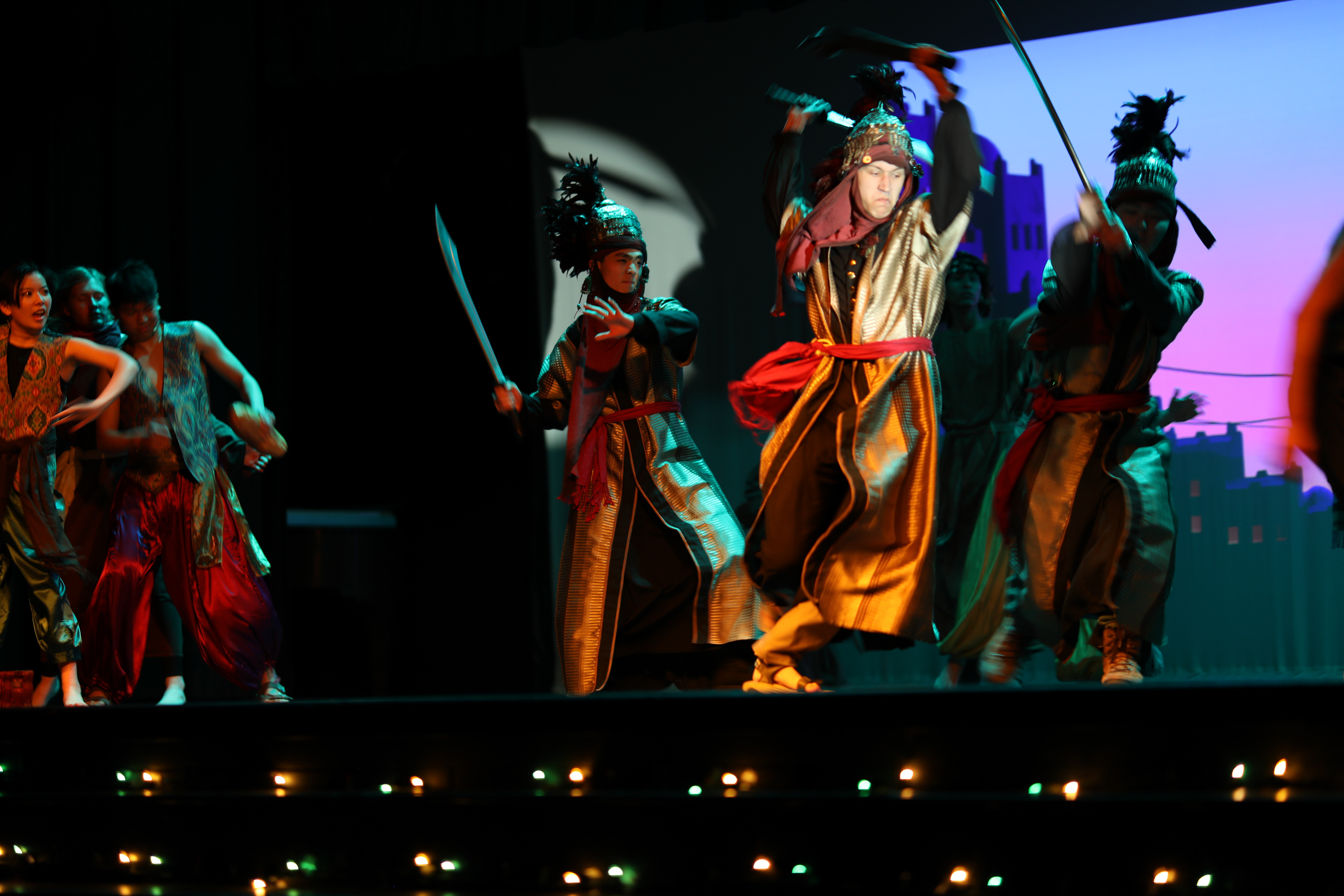 A furious set of citizens and guards race after Aladdin.