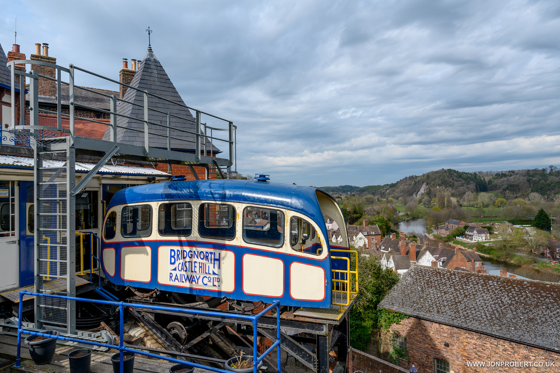Bridgnorth Cliff Railway - Funicular railway transporting people up steep cliffs separating High Town & Low Town since 1892.