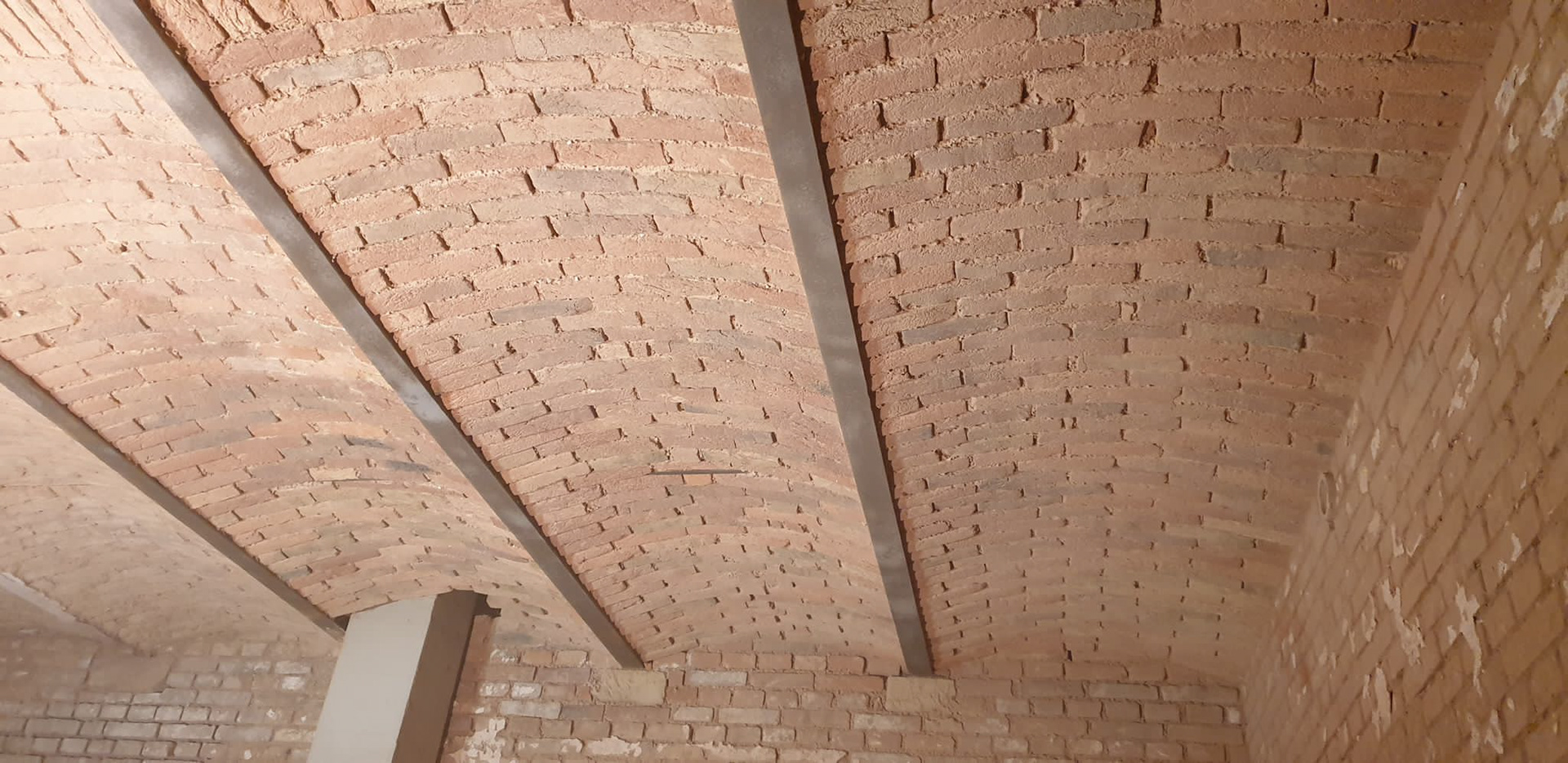 Cihlový strop po ošetření tryskáním