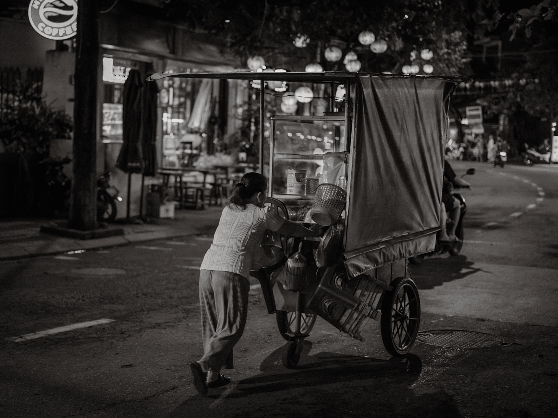 Part of the VN25 black-and-white series. All rights reserved.