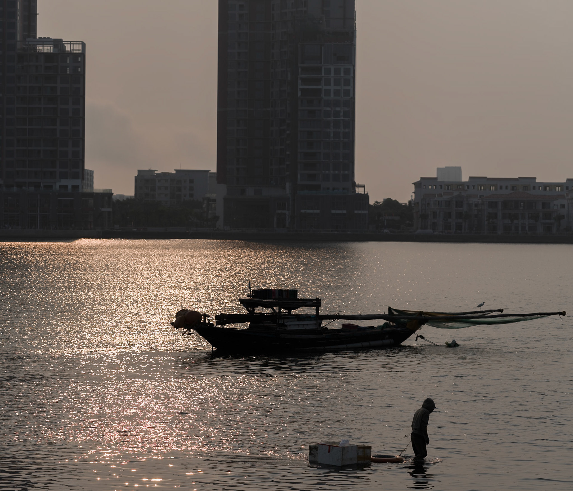 Morning Fisherman, Hàn River, Đà Nẵng, Apr. 2026 Part of the VN26 Color series. All rights reserved.