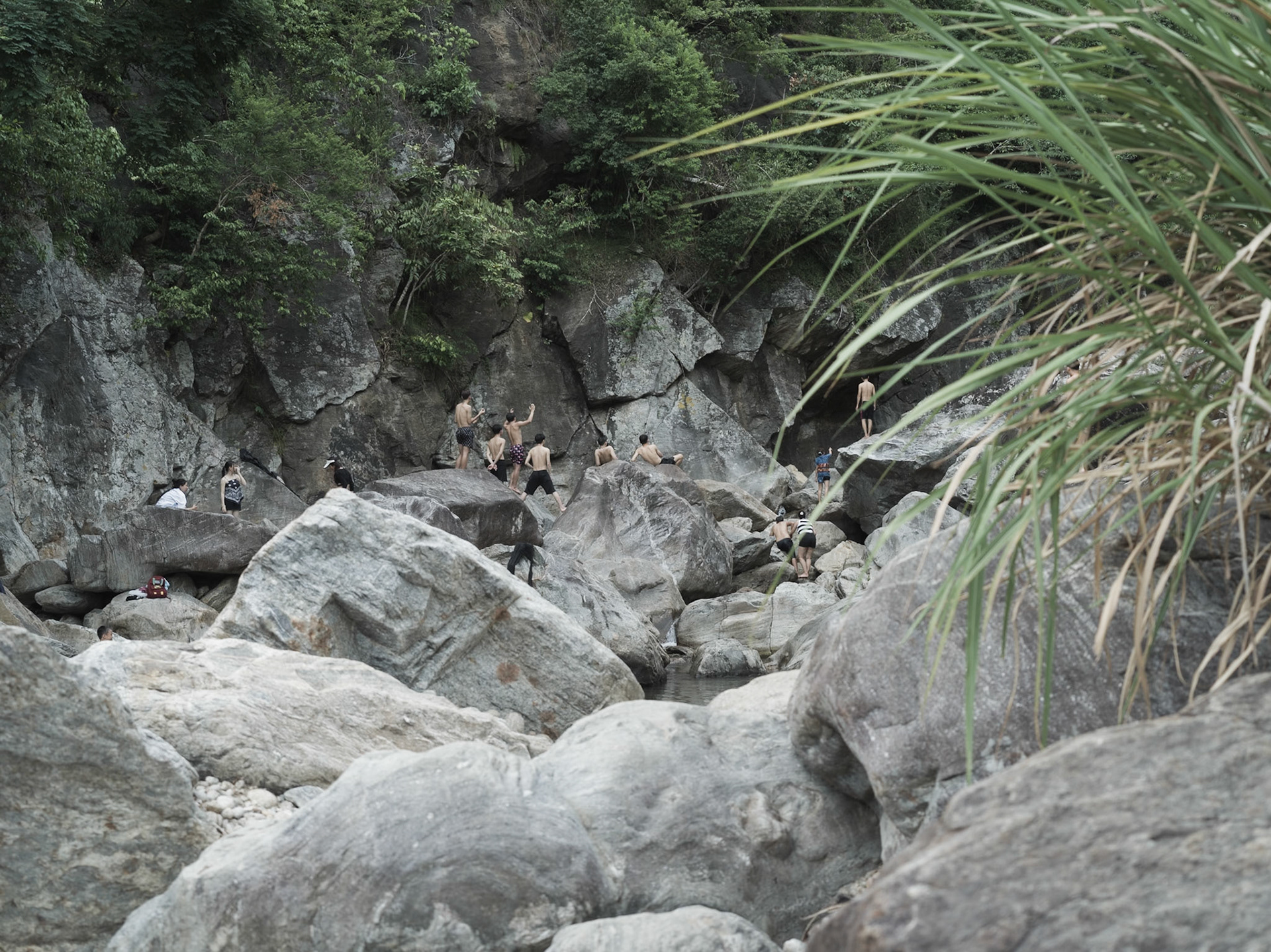 Bathers Among Rocks, Đà Nẵng, Sep. 2024 Part of the VN24 Color series. All rights reserved.