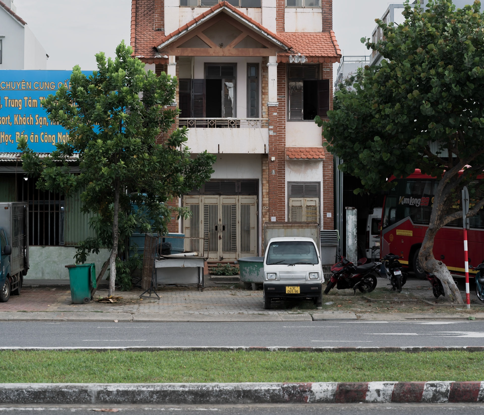 Roadside Housefront with Brick Façade, Đà Nẵng, Jun. 2026