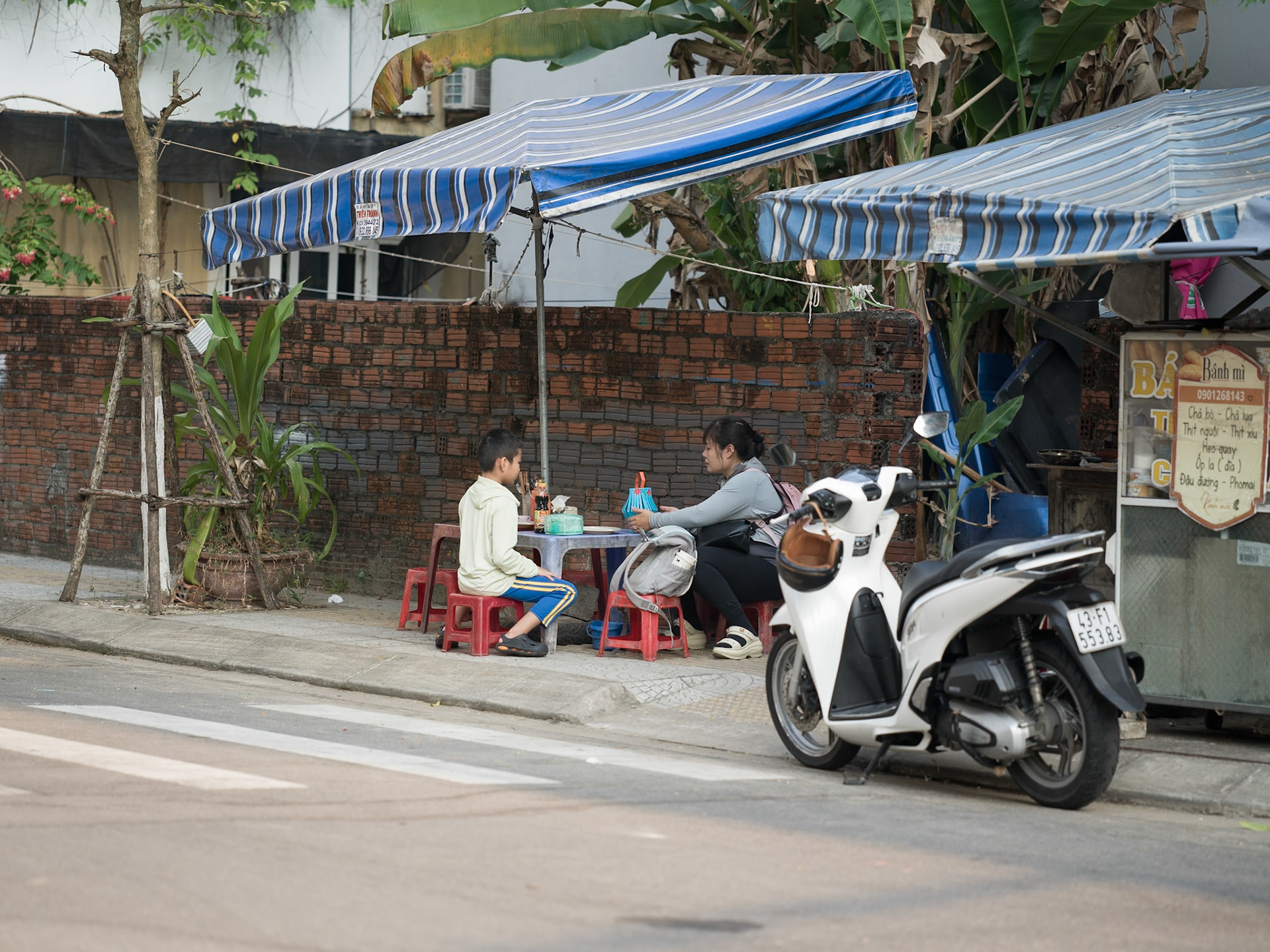Breakfast Stand with Mother and Child, Đà Nẵng, Apr. 2026