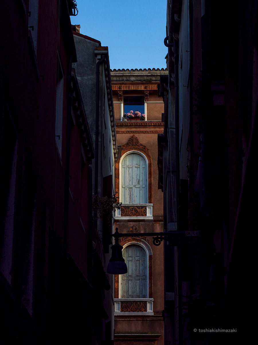 Lanes That Tempt You to Wander