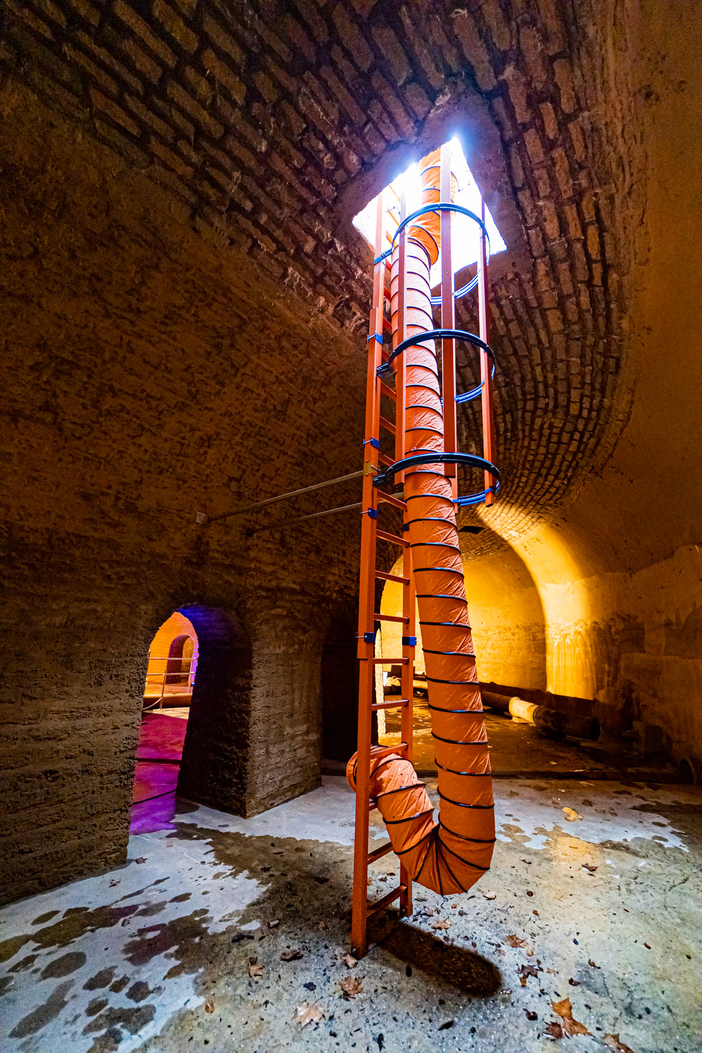 Visite de la salle voutée du réservoir Darcy, vidé une fois par an pour sa maintenance et les visites. Murs en pierres. Mise en lumière.