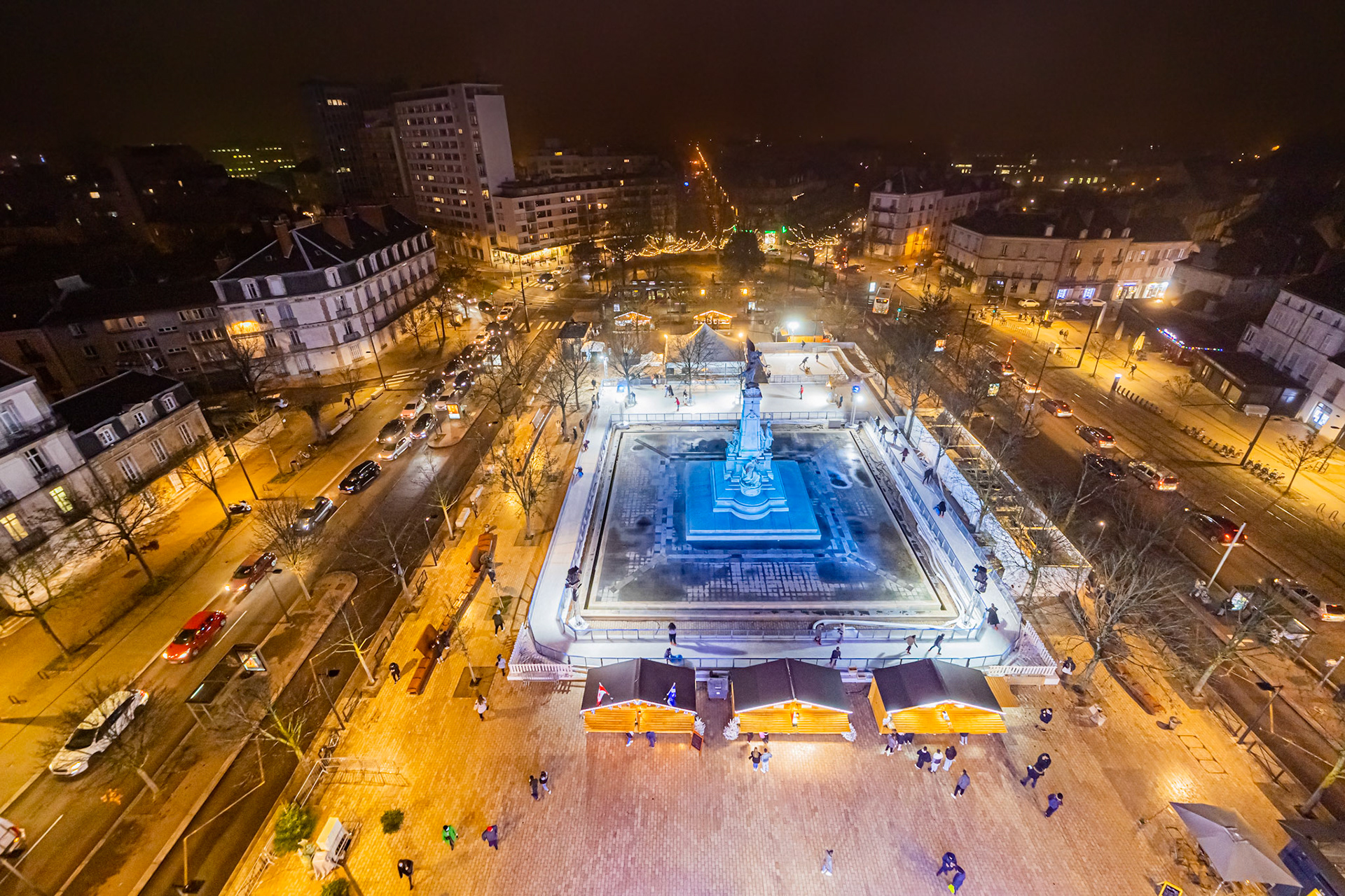 Ambiance de fête urbaine à Dijon pour Noël.