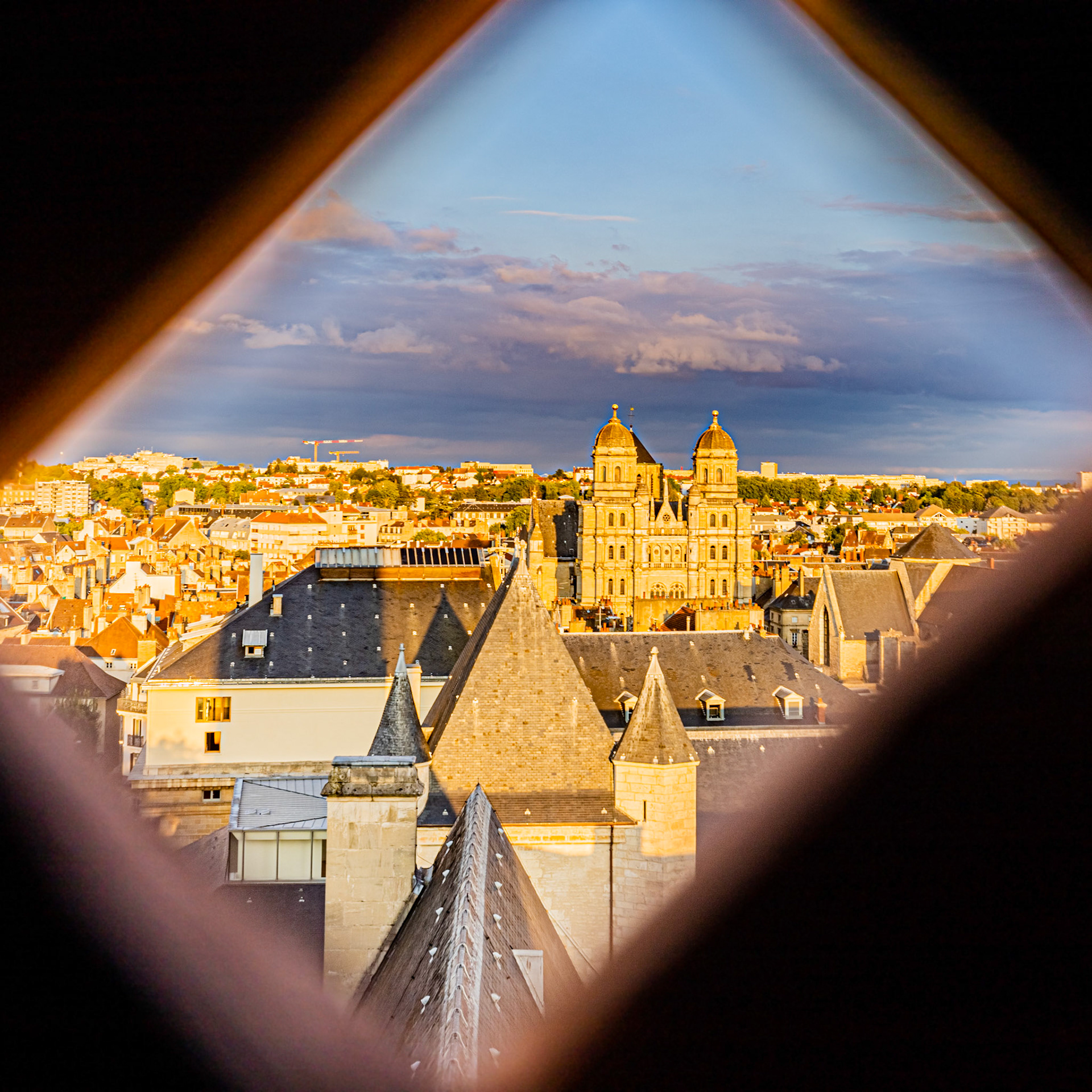Dijon vu à travers les éléments d'architecture de la Tour Philippe Le Bon.