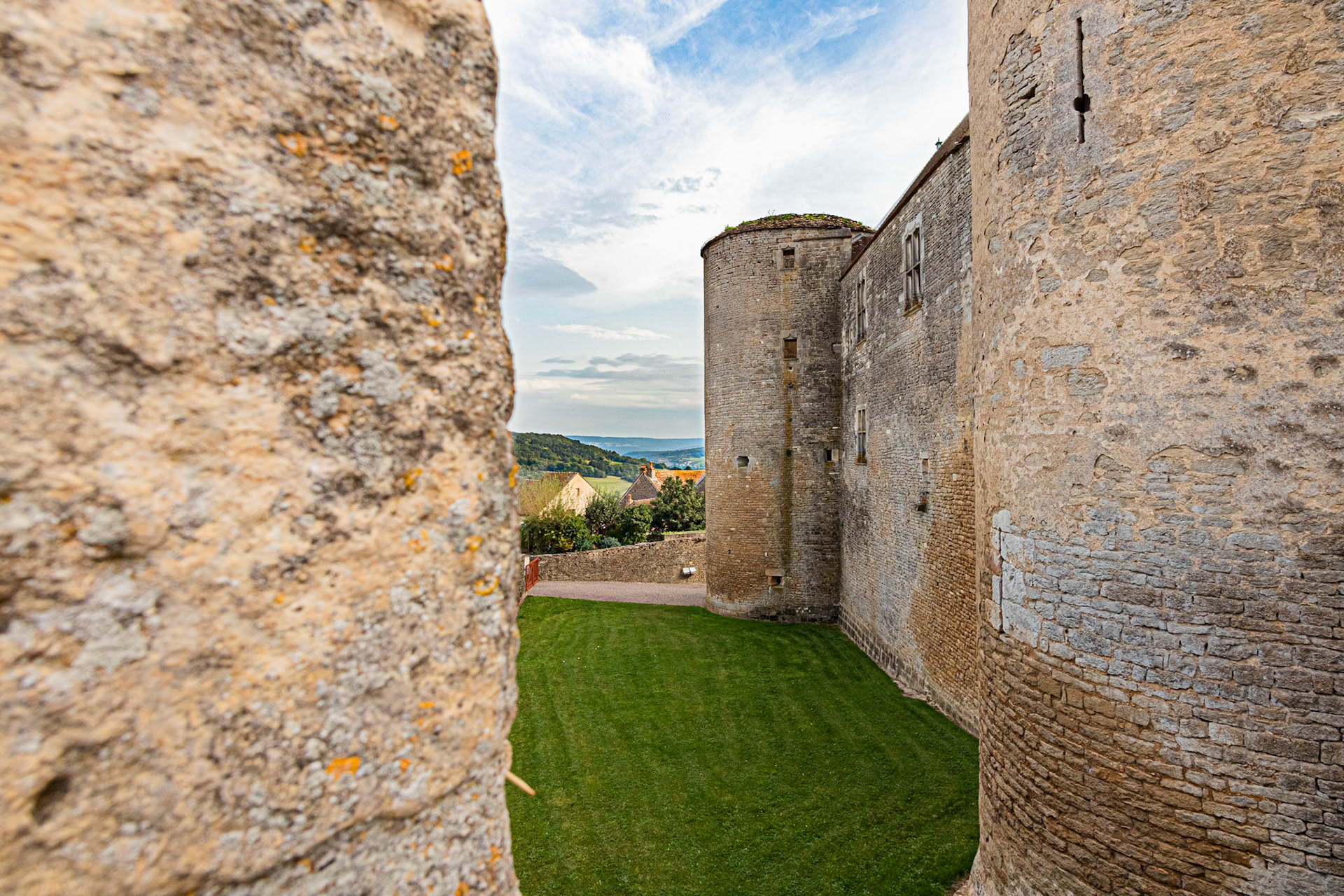 Enceinte en pierre du château de Châteauneuf-en-Auxois en Côte d'Or.