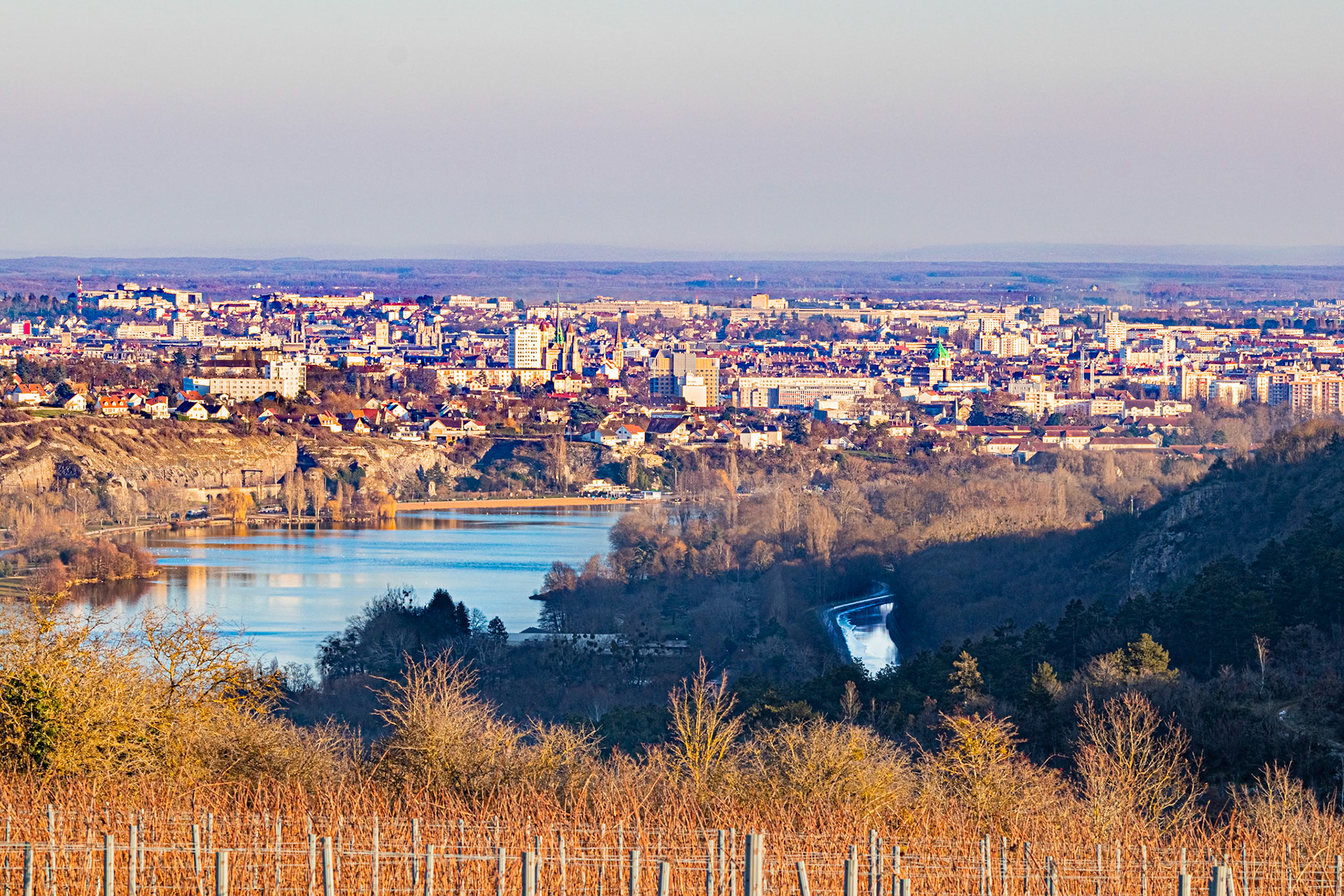 Vue sur le lac Kir puis Dijon depuis les hauteurs.