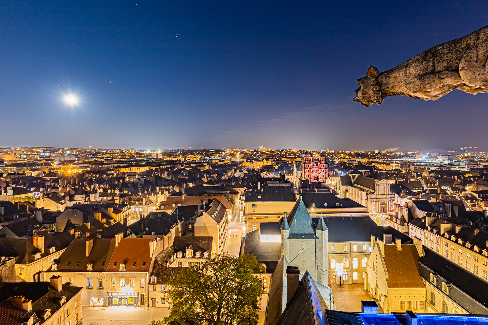 Scène de vie urbaine nocturne pendant les fêtes de fin d'année.