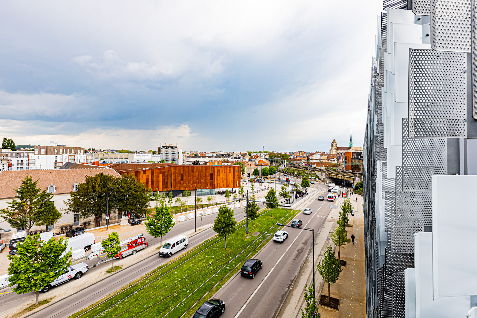Cité internationale de la gastronomie et du vin de Dijon et son architecture. Depuis le dernier étage du parking Monde en face et sa façade qui imite les tuiles vernissées.