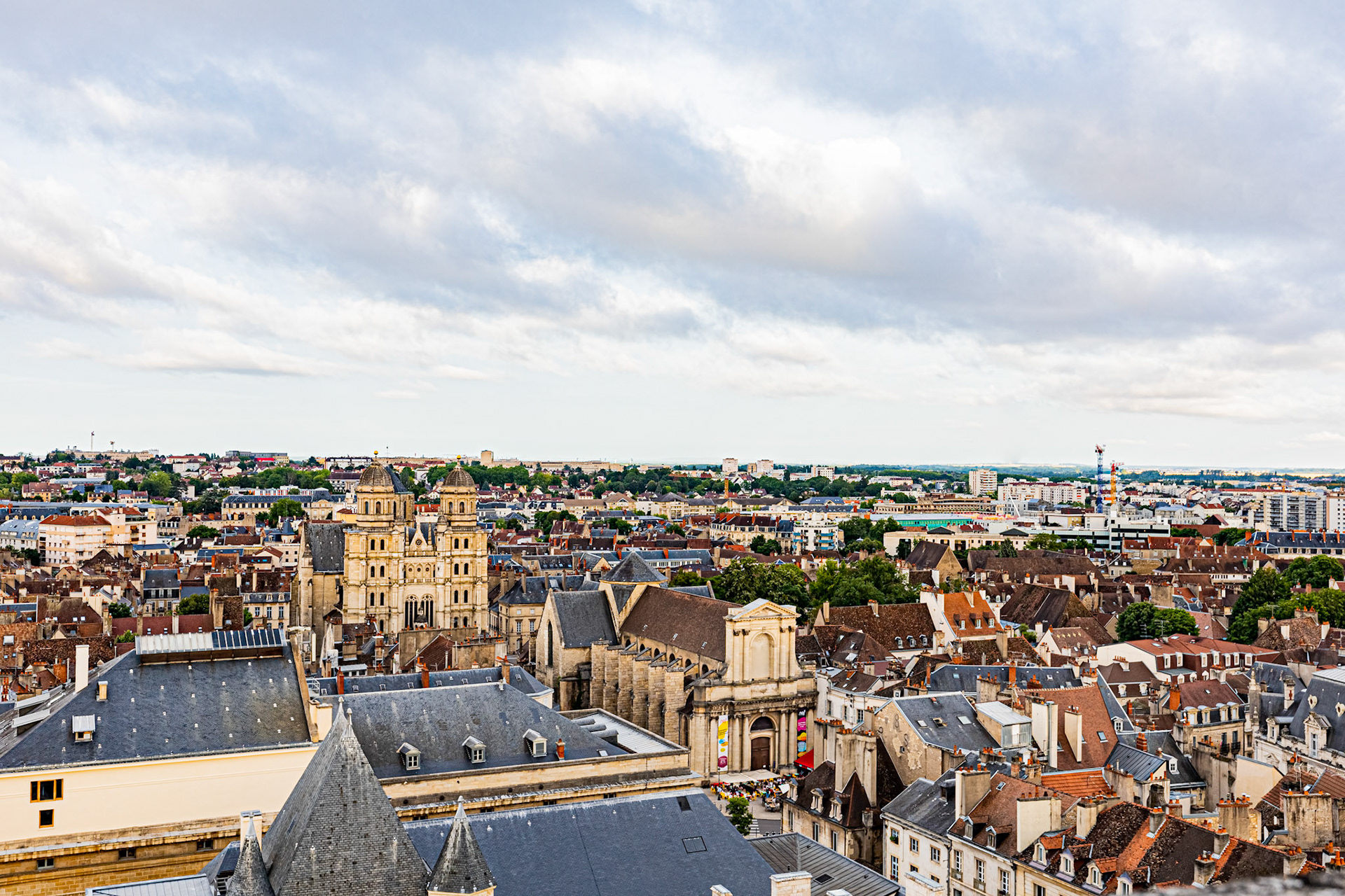 Vue aérienne de Dijon depuis la tour Philippe Le Bon, sur le centre-ville, église Saint-Michel.