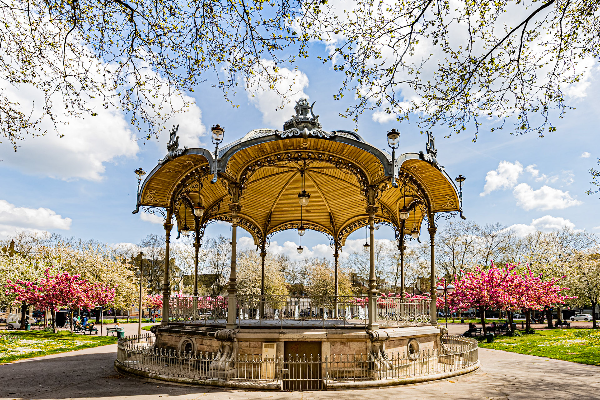 La place Wilson aux couleurs du printemps et ses cerisiers japonais en fleur.