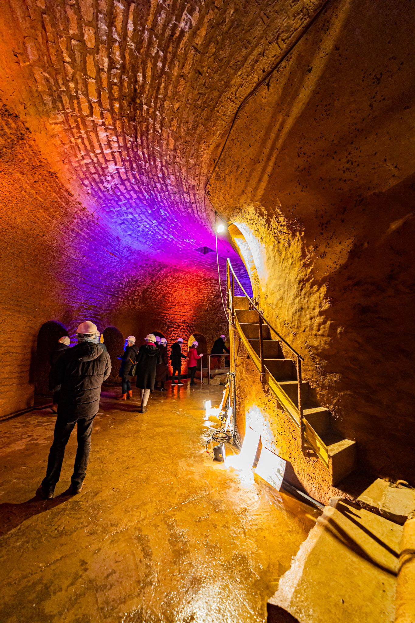 Visite de la salle voutée du réservoir Darcy, vidé une fois par an pour sa maintenance et les visites. Murs en pierres. Mise en lumière.