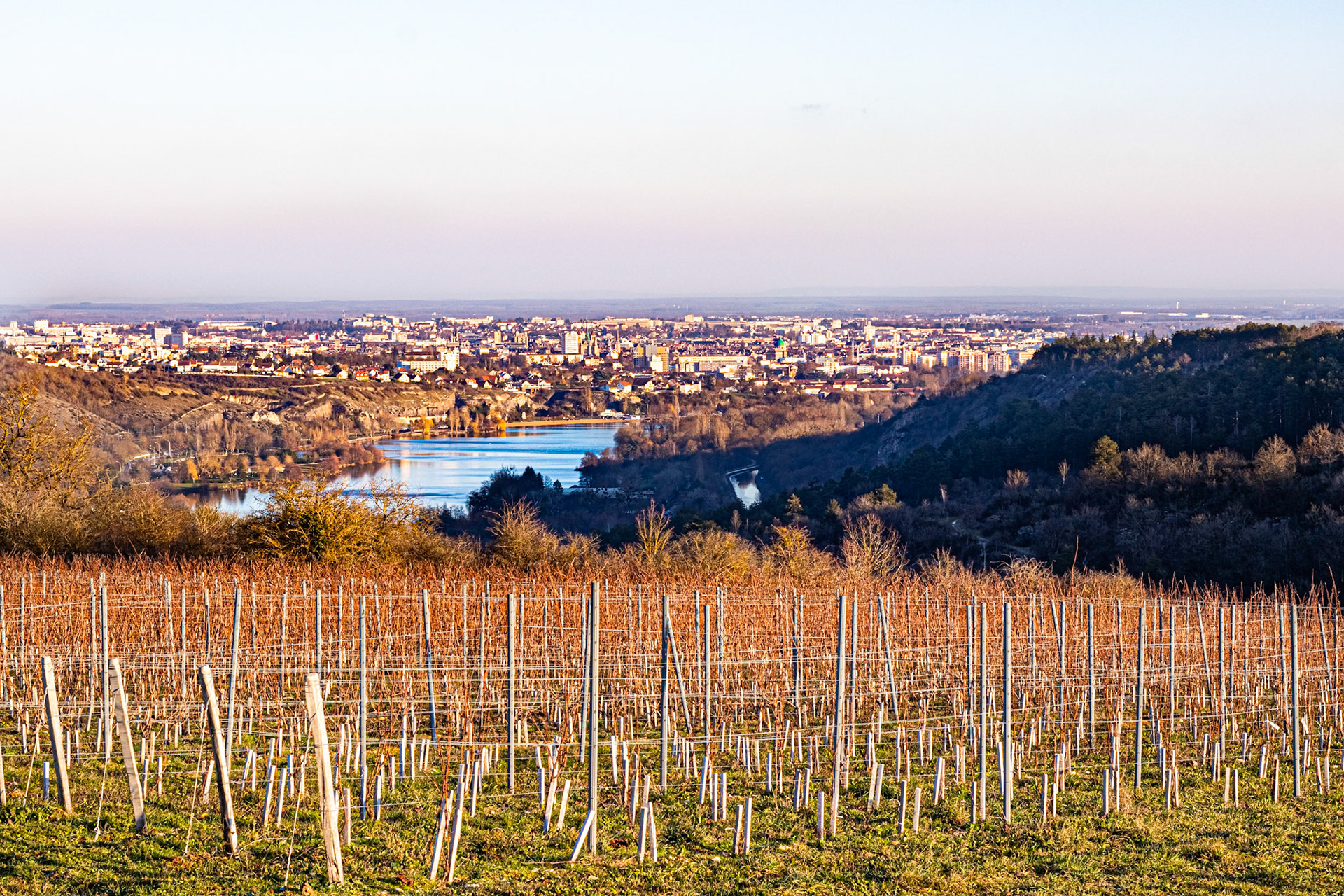 Vue sur le lac Kir puis Dijon depuis les hauteurs.