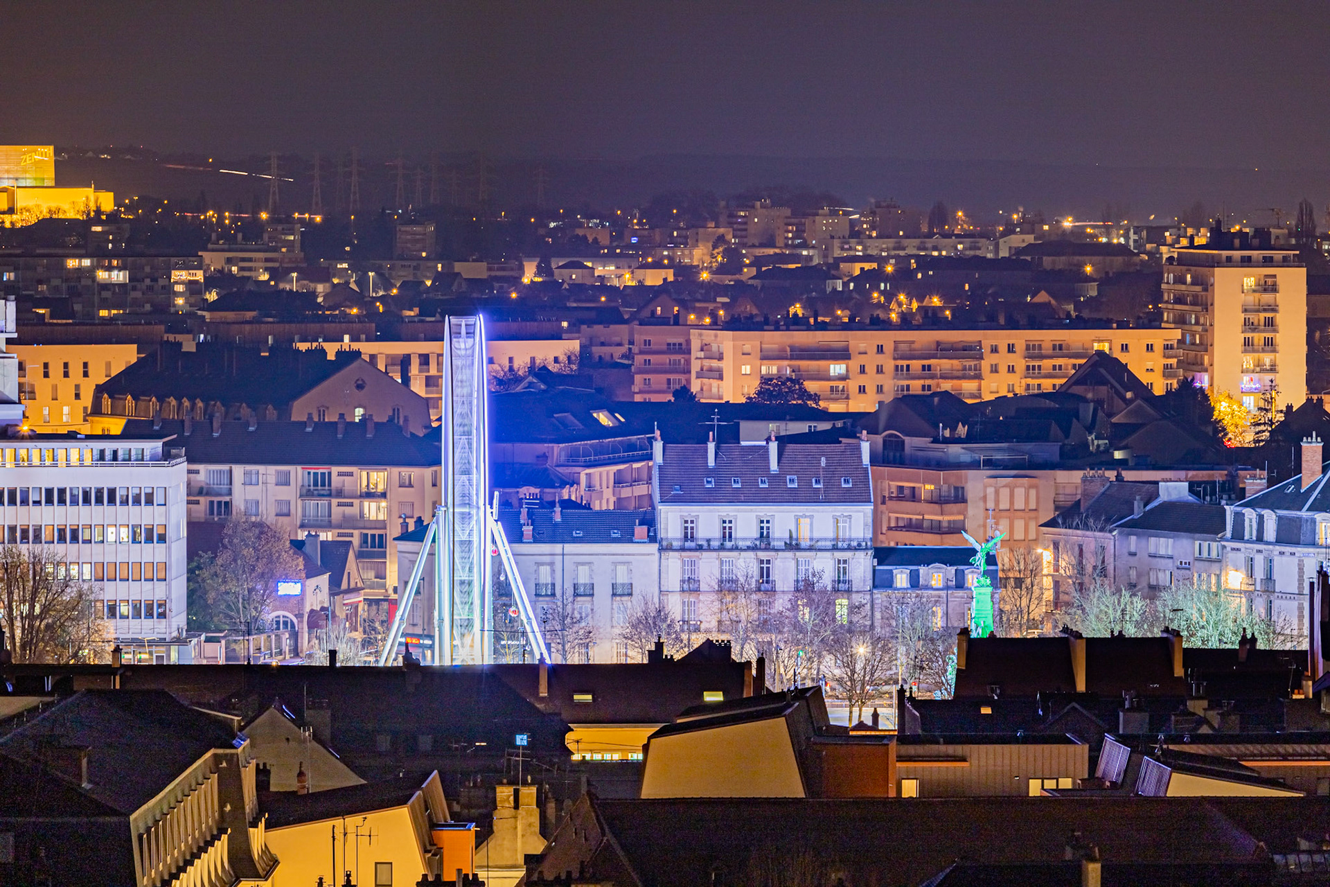 Scène de vie urbaine nocturne pendant les fêtes de fin d'année.