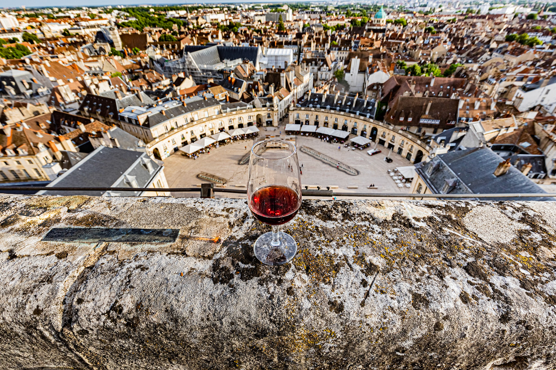 Place de la Libértion à Dijon depuis la Tour Philippe Le Bon, un verre de kir en premier plan.