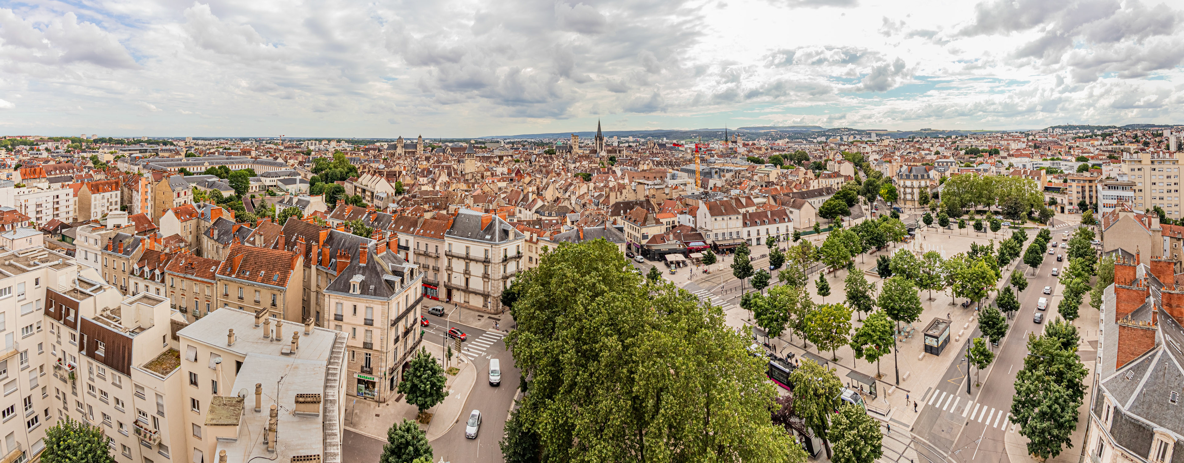 Vue aérienne panoramique sur Dijon avec en 1er plan sa place de la République.