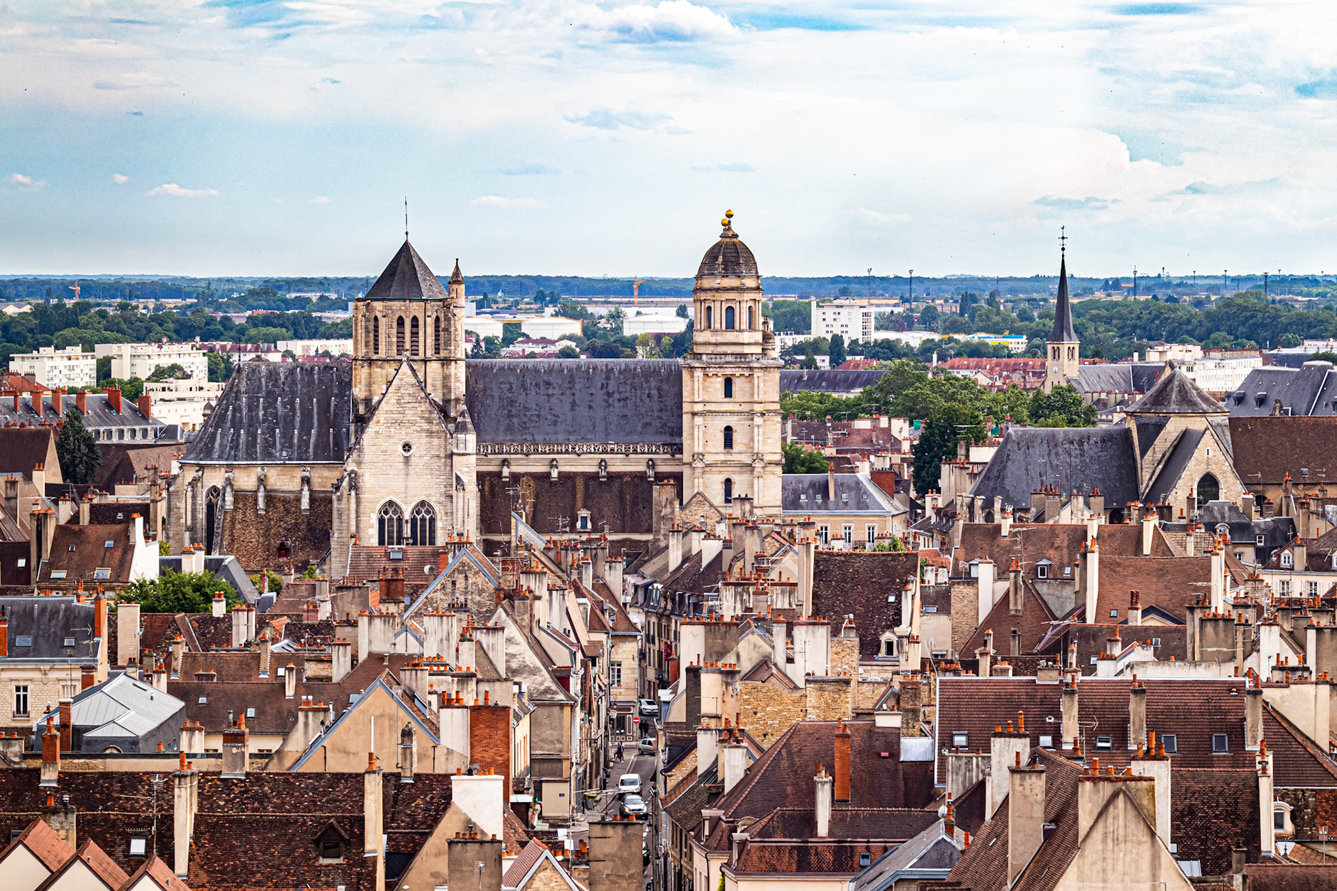 Vue aérienne de Dijon sur l'église Saint-Michel.