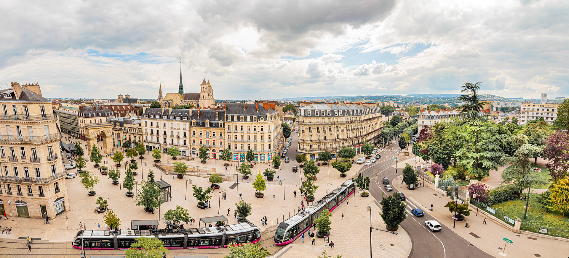 Panorama aérien sur la place Darcy et le square Darcy à à Dijon.