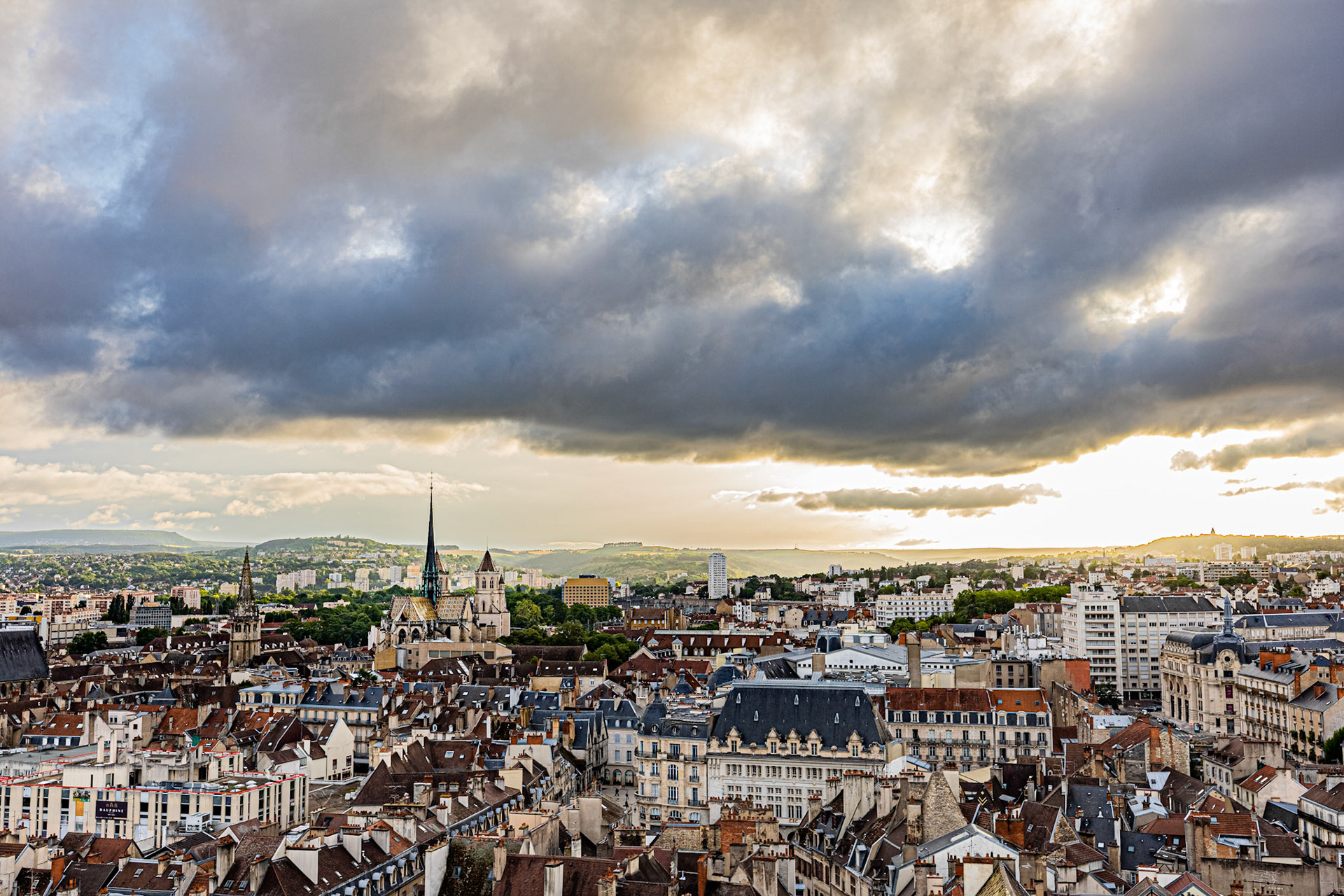 Vue aérienne de Dijon depuis la tour Philippe Le Bon, sur le centre-ville.