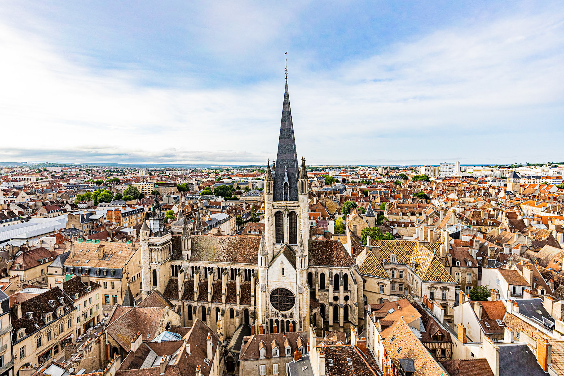 Vue sur l'église Notre-Dame à Dijon depuis la Tour Philippe Le Bon.